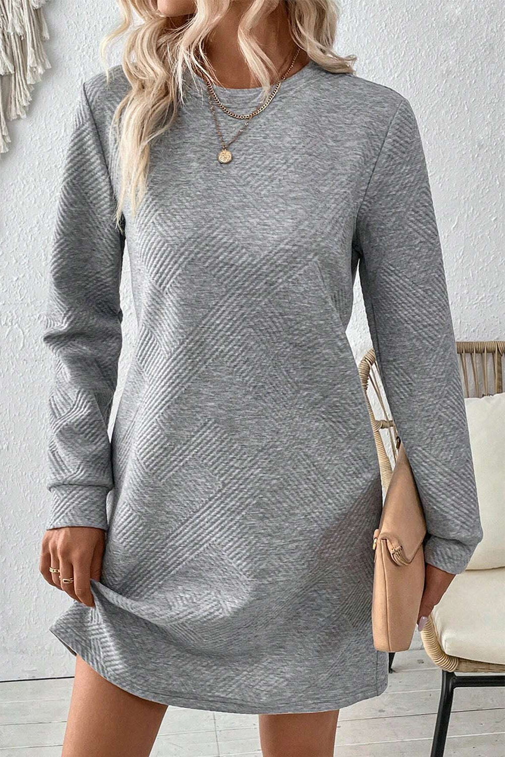 Gray Solid Color Textured Long Sleeve Shift Short DressMaterial:97%Polyester+3%Elastane

• Effortlessly chic, this gray shift dress boasts a solid color and a textured fabric that adds depth and interest to your look.
