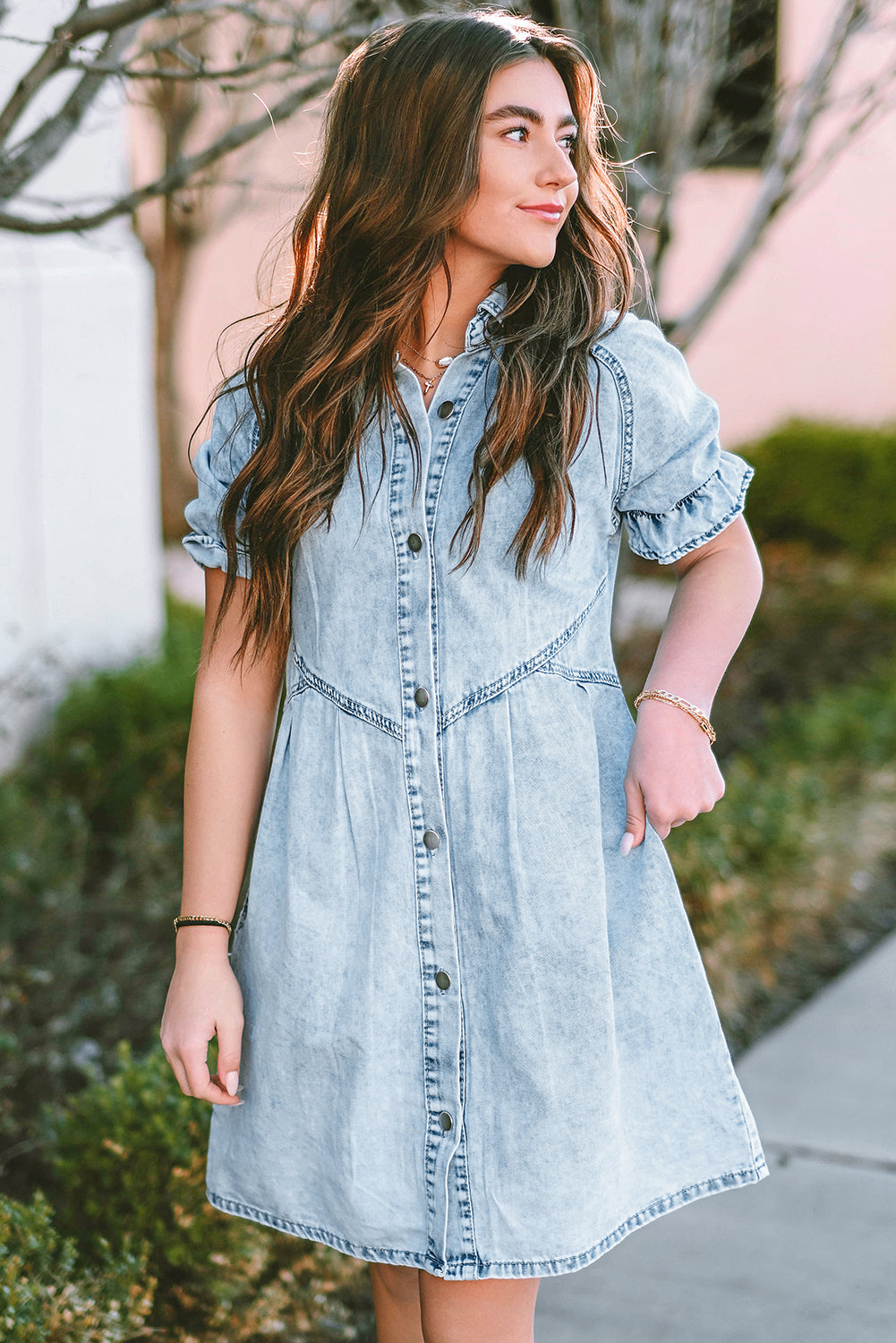 Blue Mineral Washed Ruffled Short Sleeve Pocketed Denim DressMaterial:82%Cotton+10%Polyester+8%Viscose



		This denim dress features short sleeves and a ruffled detail, adding a feminine and playful touch to the design.
	
