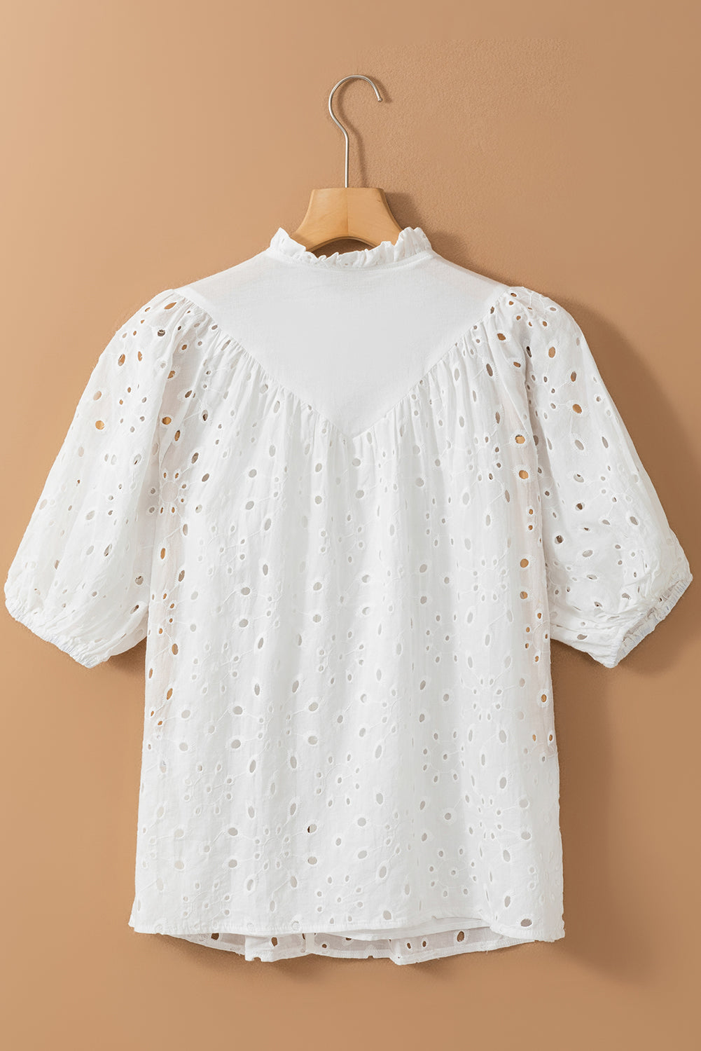 Green Flower Hollow-out Short Puff Sleeve BlouseMaterial:100%Cotton



		With charming floral details and hollow-out accents, this blouse offers a touch of elegance and femininity.
	
	
		Featuring short puff 