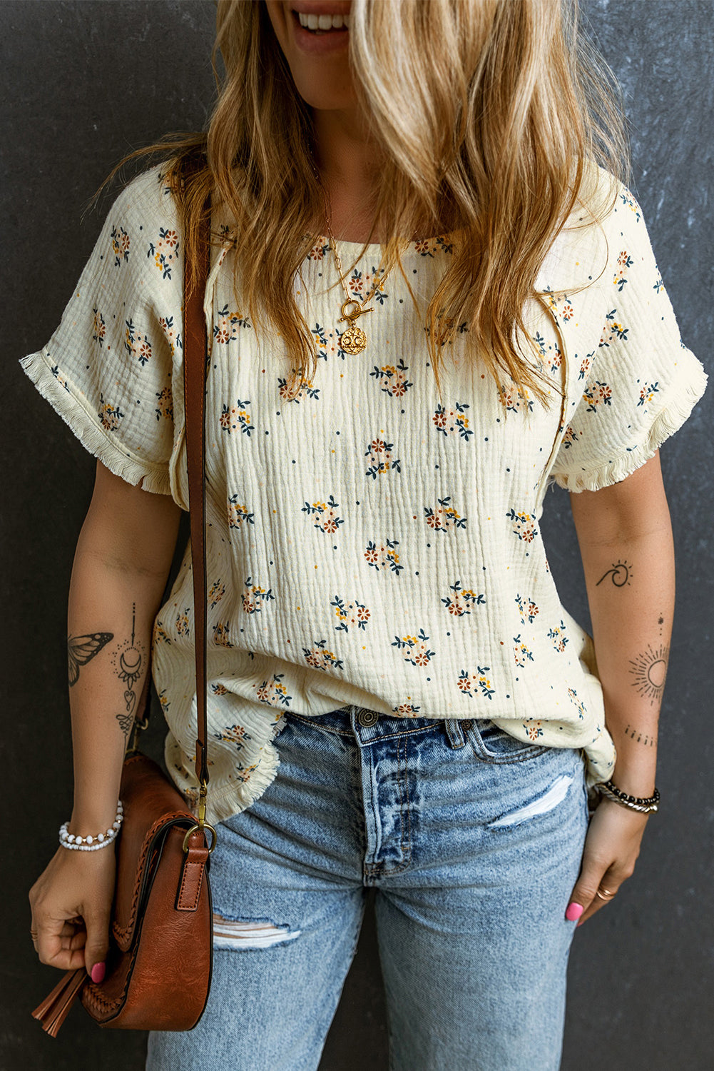 Beige Ditsy Floral Print Fringe Trim Crinkled TopMaterial:100%Cotton

• Embrace bohemian vibes with this top featuring charming fringe trim for a playful touch.
• The crinkled texture adds a relaxed, effortless f