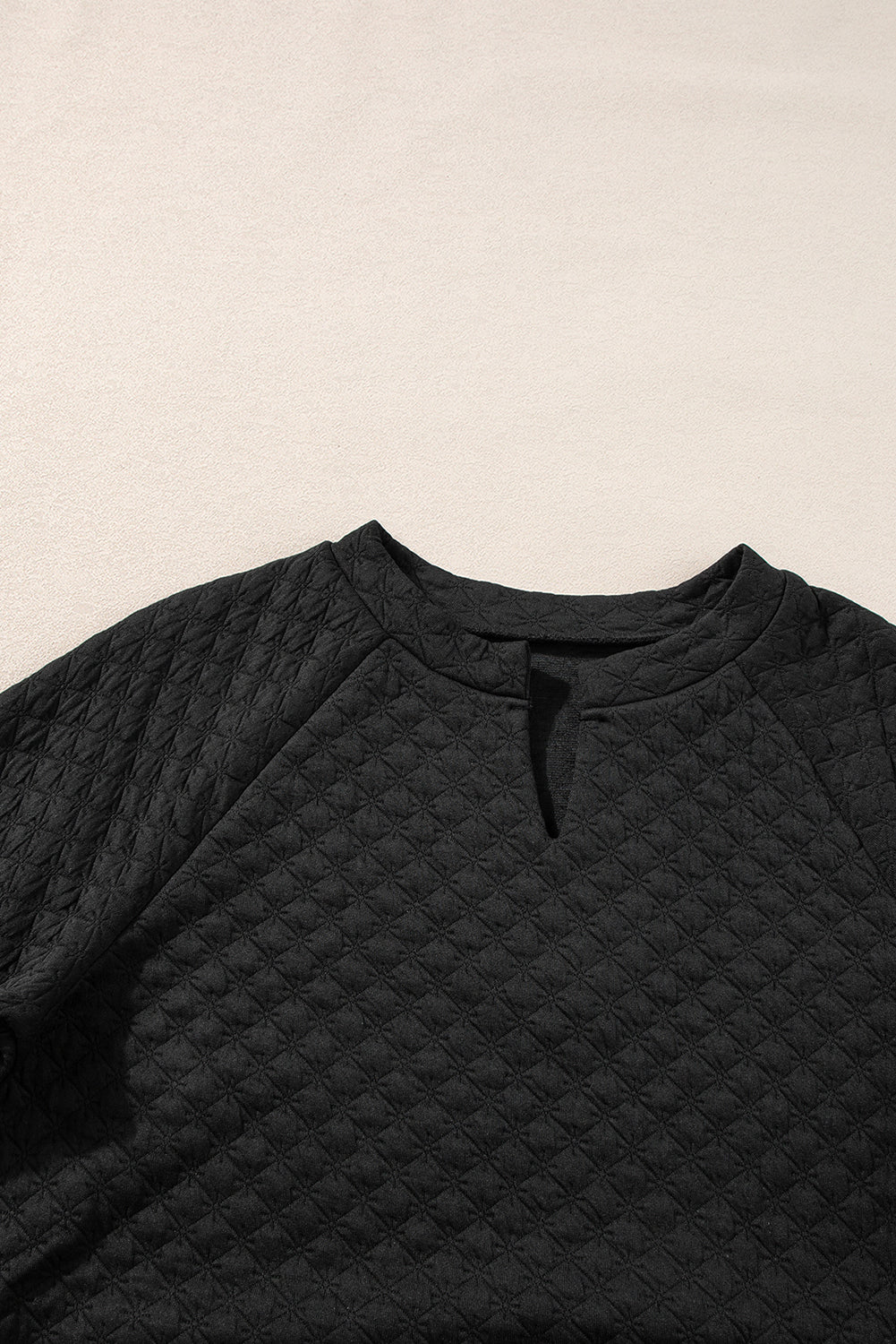 Black Quilted V-Neck Solid Color Long Sleeve TopMaterial:95%POLYESTER+5%ELASTANE



		The top is a classic and versatile piece that offers both comfort and style with its quilted texture and simple design.
	
	