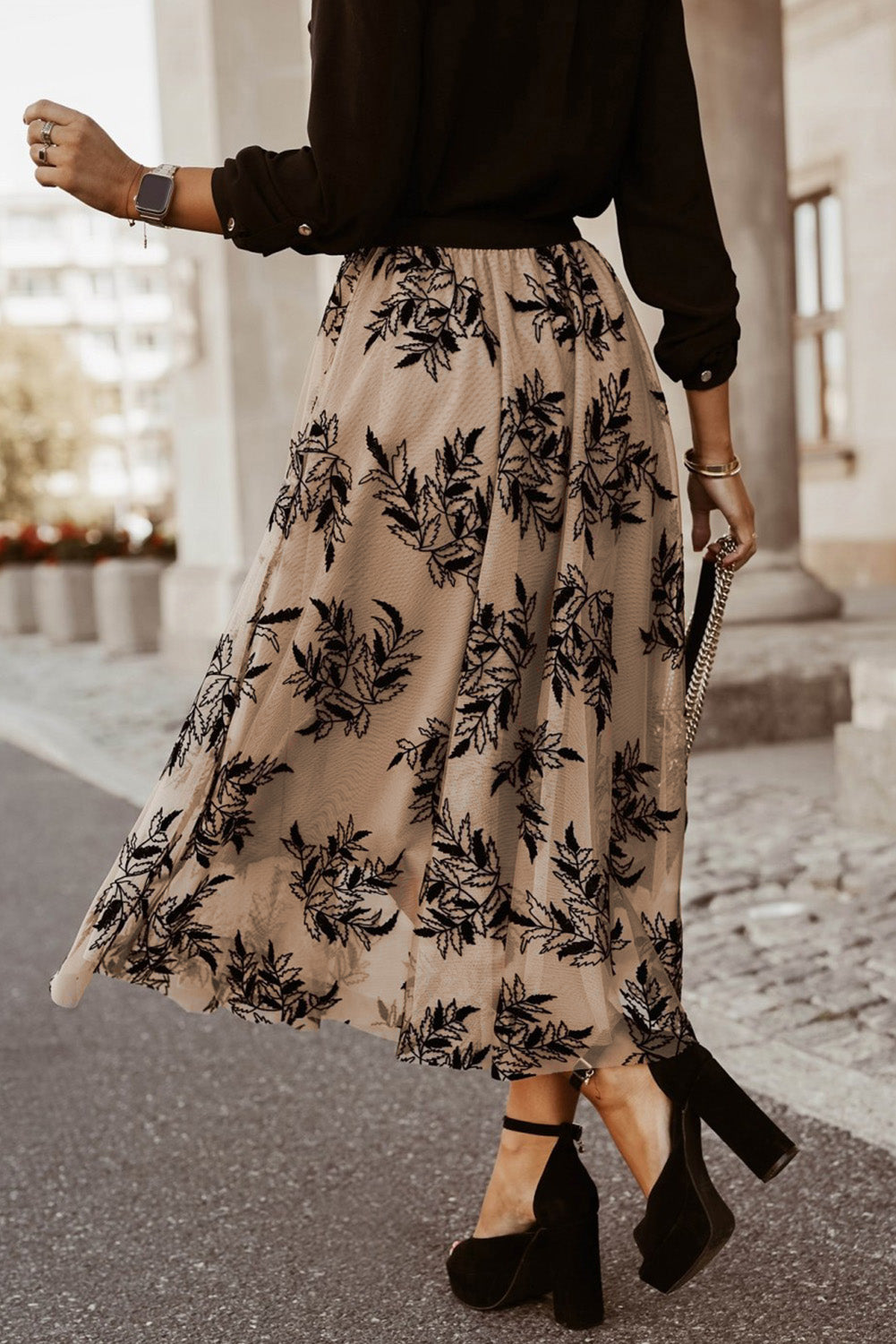 Apricot Floral Leaves Embroidered High Waist Maxi SkirtMaterial:100%Polyamide



		Floral and
leaves embroidered makes the skirt very elegant
	
	
		High waist maxi
skirt outlines women’s slender waistline
	
	
	