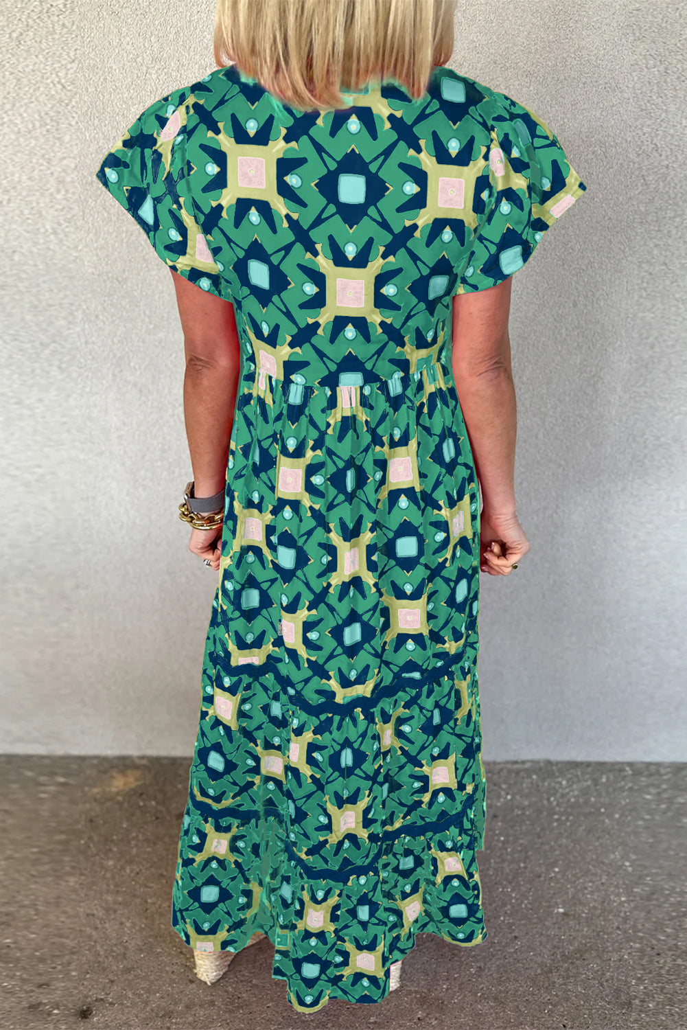 Sea Green Abstract Print Pleated Flounce Sleeve Maxi DressMaterial:100%Polyester



		The maxi dress is a stunning and vibrant dress featuring an abstract print that adds a pop of color and visual interest to your outfit.