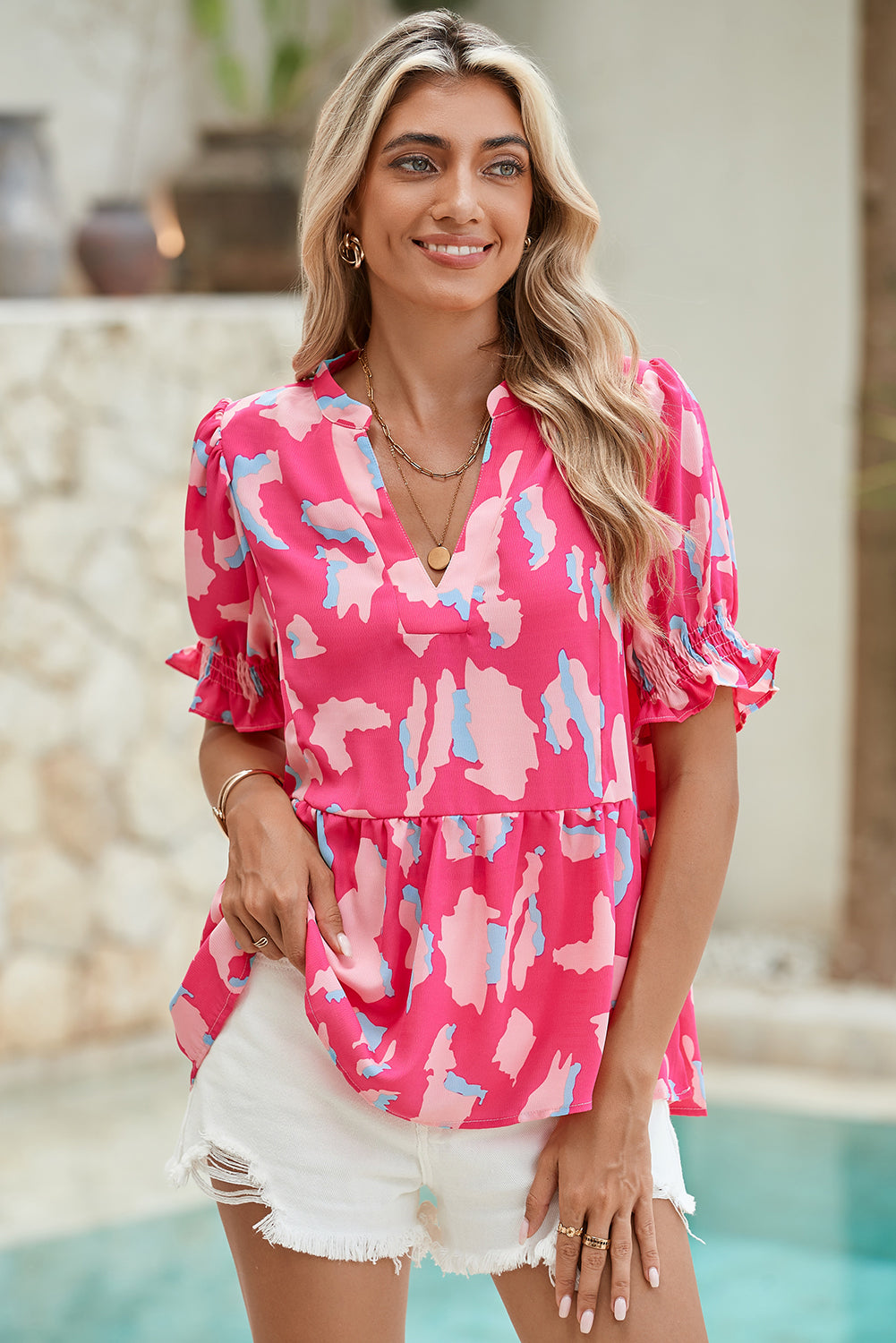 Rose Abstract Print Smocked Puff Sleeve V Neck Peplum BlouseMaterial:100%Polyester



		The chic printed design will be your new favorite
	
	
		This is a casual blouse for women finished with a ruffle hem
	
	
		It has