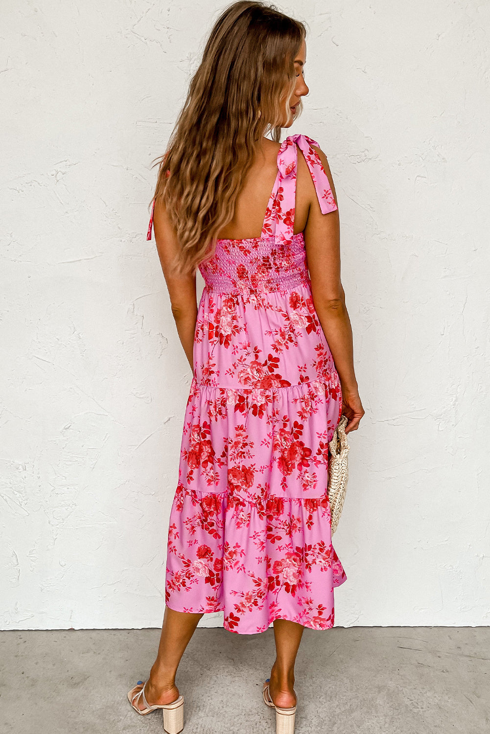 Pink Tie Shoulder Straps Tiered Floral DressMaterial:100%Polyester



		This floral dress is flattering fit to show personal charm
	
	
		The tie shoulder straps are flexible and adjustable
	
	
		The fi