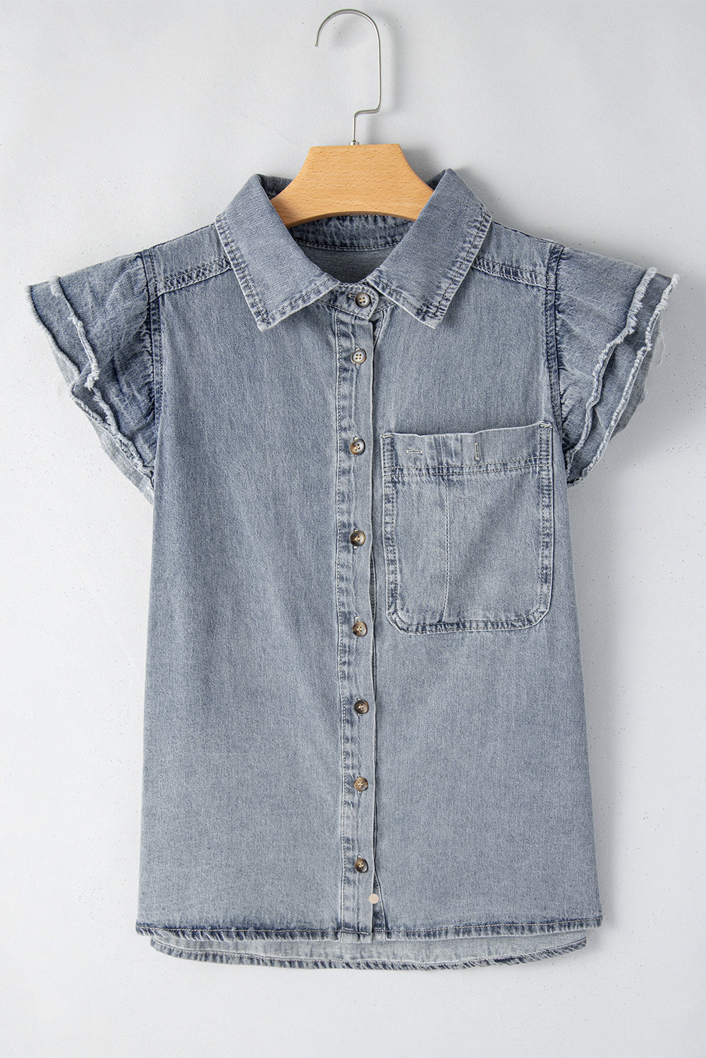 Beau Blue Frayed Layered Ruffle Sleeve Denim BlouseMaterial:100%Cotton

• The blouse is a charming vintage-inspired piece, perfect for adding a touch of retro flair to your wardrobe.
• This blouse features a unique