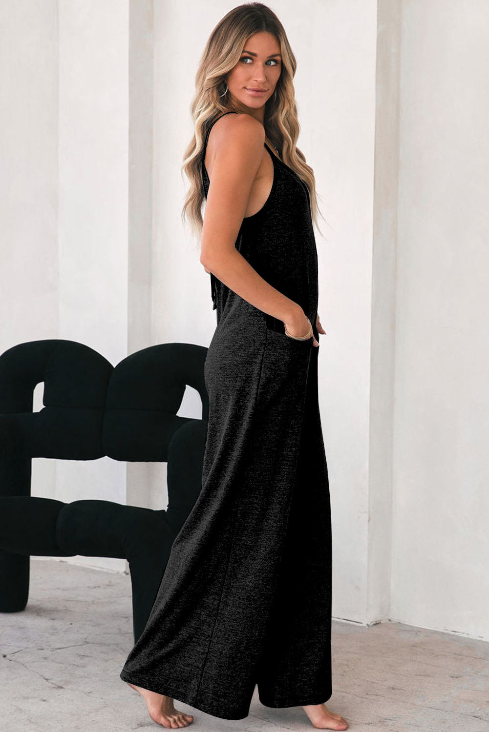 Gray Loose Fit Side Pockets Spaghetti Strap Wide Leg JumpsuitMaterial:65%Polyester+30%Cotton+5%Elastane



		Featuring a loose fit, the wide leg
jumpsuit provides freedom of movement
	
	
		Spaghetti straps highlight wome