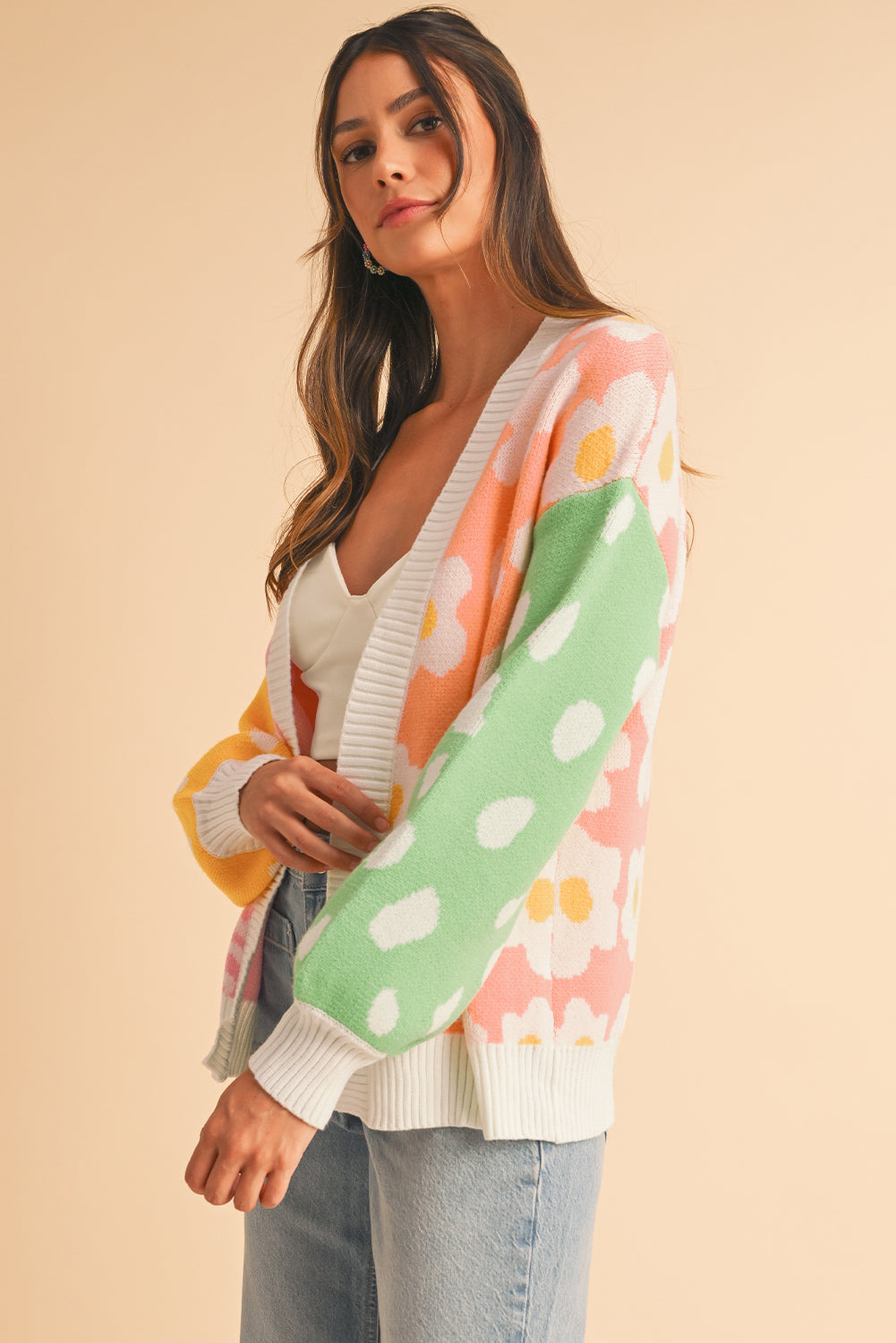 Orange Flower & Dotted Print Colorblock Open Front CardiganMaterial:50%Viscose+28%Polyester+22%Polyamide

• Designed for comfort, this cardigan features a rib-knit construction that offers both warmth and flexibility.
• Th