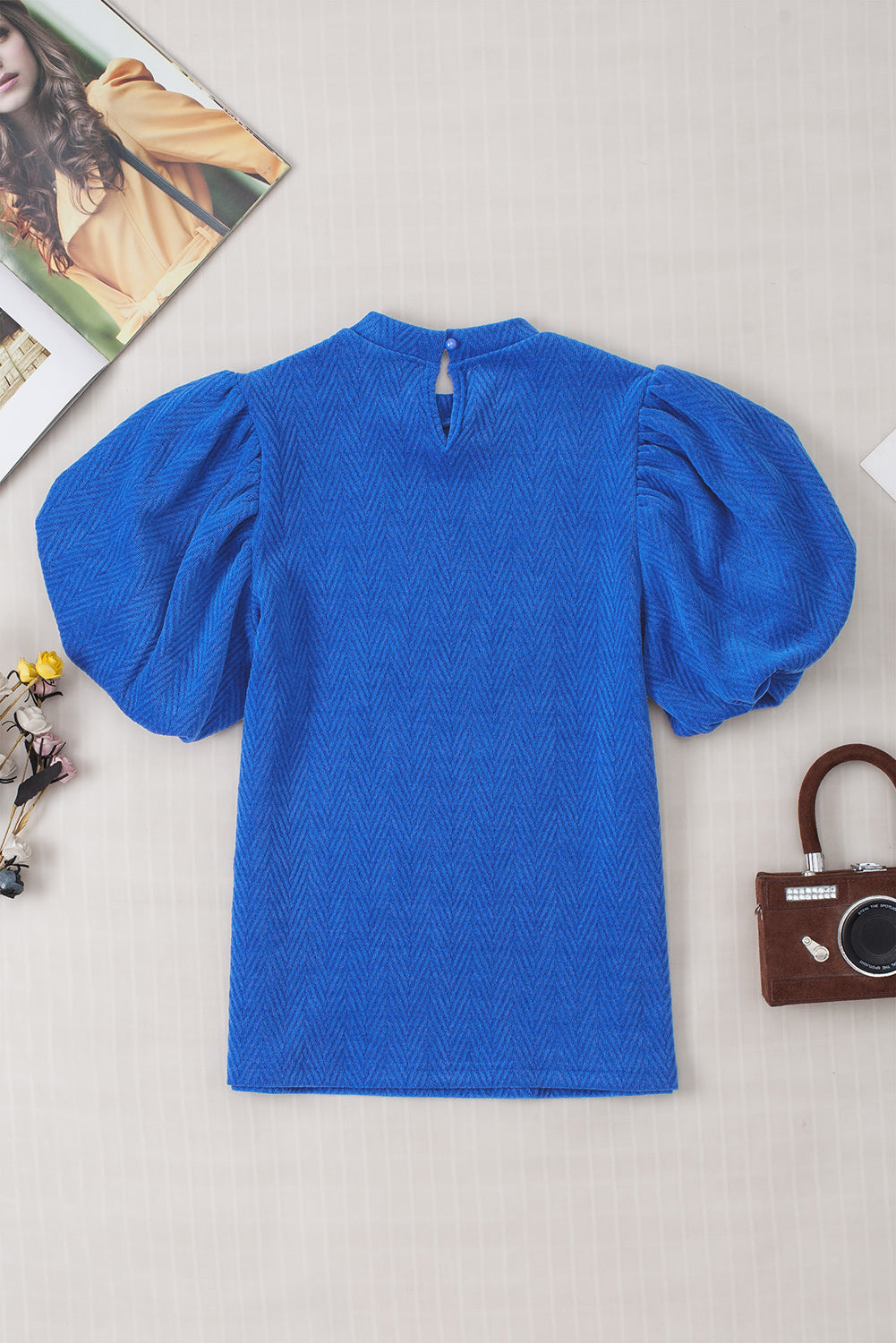 Sky Blue Solid Textured Puff Sleeve Mock Neck BlouseMaterial:97%Polyester+3%Elastane



		This sky blue blouse features a solid textured design with puff sleeves and a mock neck. 
	
	
		The textured fabric adds v