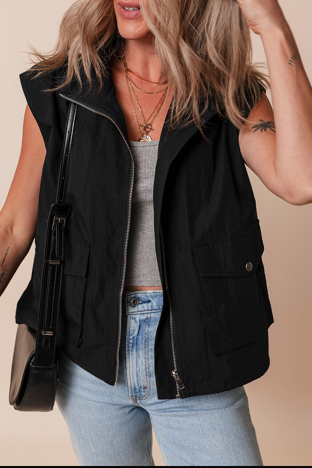 Black Flap Pockets Zip Up High Neck VestMaterial:56%Cotton+44%Polyester



		The vest offers a chic and cozy layer for transitional weather.
	
	
		Flap pockets add a stylish touch, providing both fash