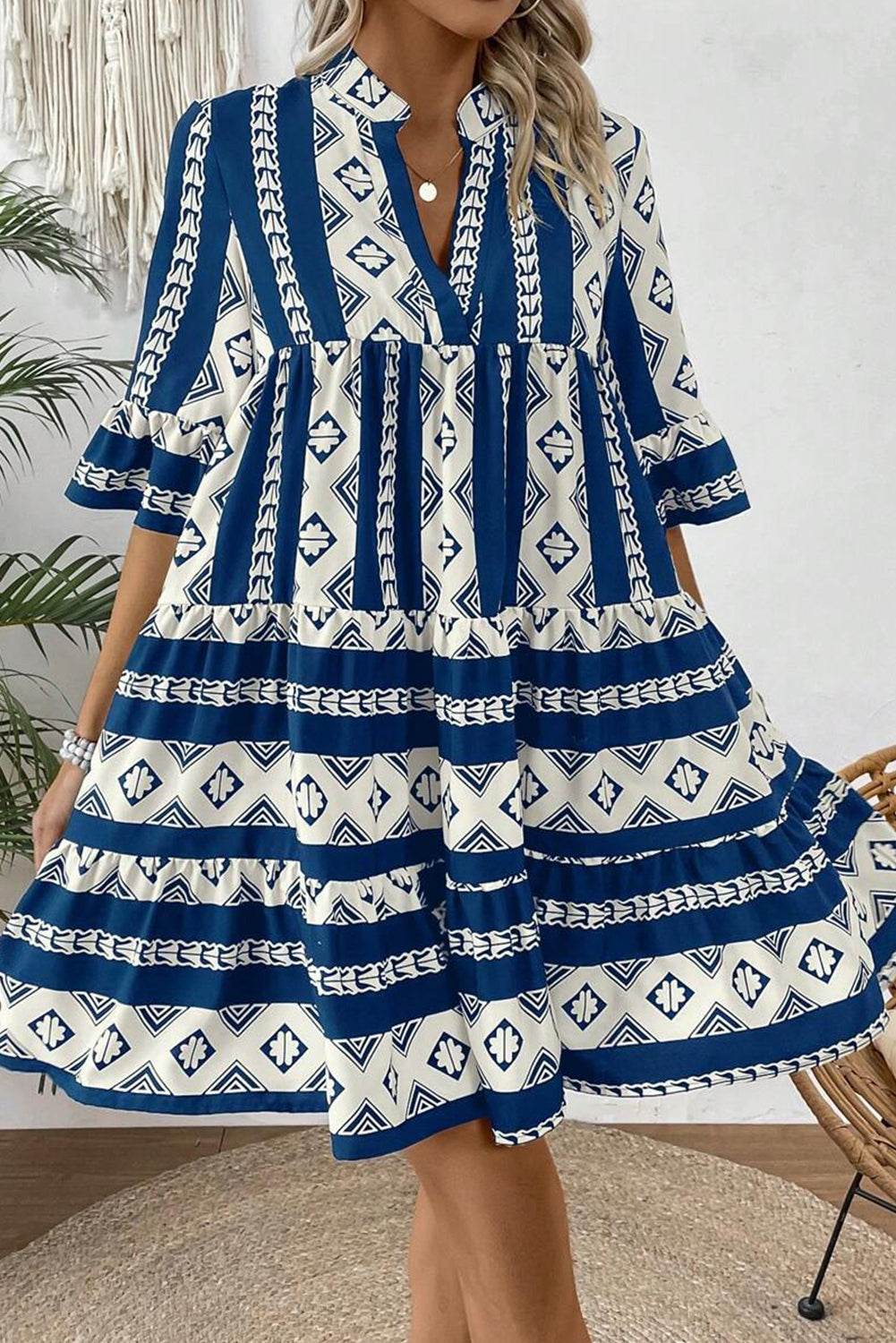 Blue Abstract Print Bell Sleeve V Neck Boho Tiered DressMaterial:100%Polyester

• This dress features a mesmerizing abstract pattern in shades of blue, adding a unique touch to your look. 
• The V-neck and tiered silhou