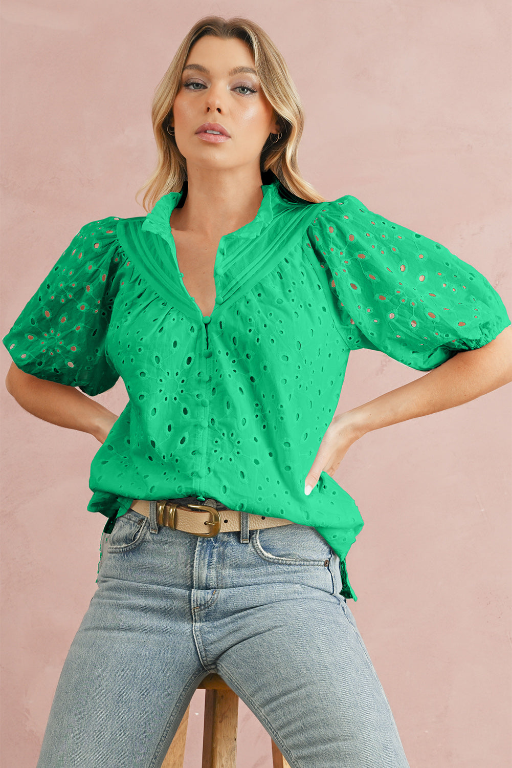 Green Flower Hollow-out Short Puff Sleeve BlouseMaterial:100%Cotton



		With charming floral details and hollow-out accents, this blouse offers a touch of elegance and femininity.
	
	
		Featuring short puff 