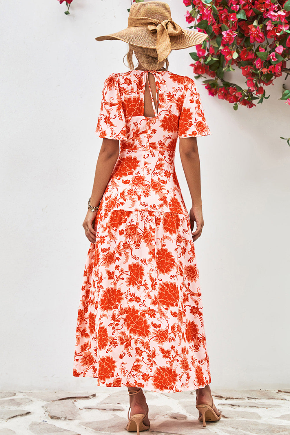 Orange Floral Print Knotted Back Round Neck Maxi Dress• Embrace the vibrant energy of summer with this dress, featuring a charming knotted back detail for a touch of elegance.
• Effortlessly chic, this dress boasts a r