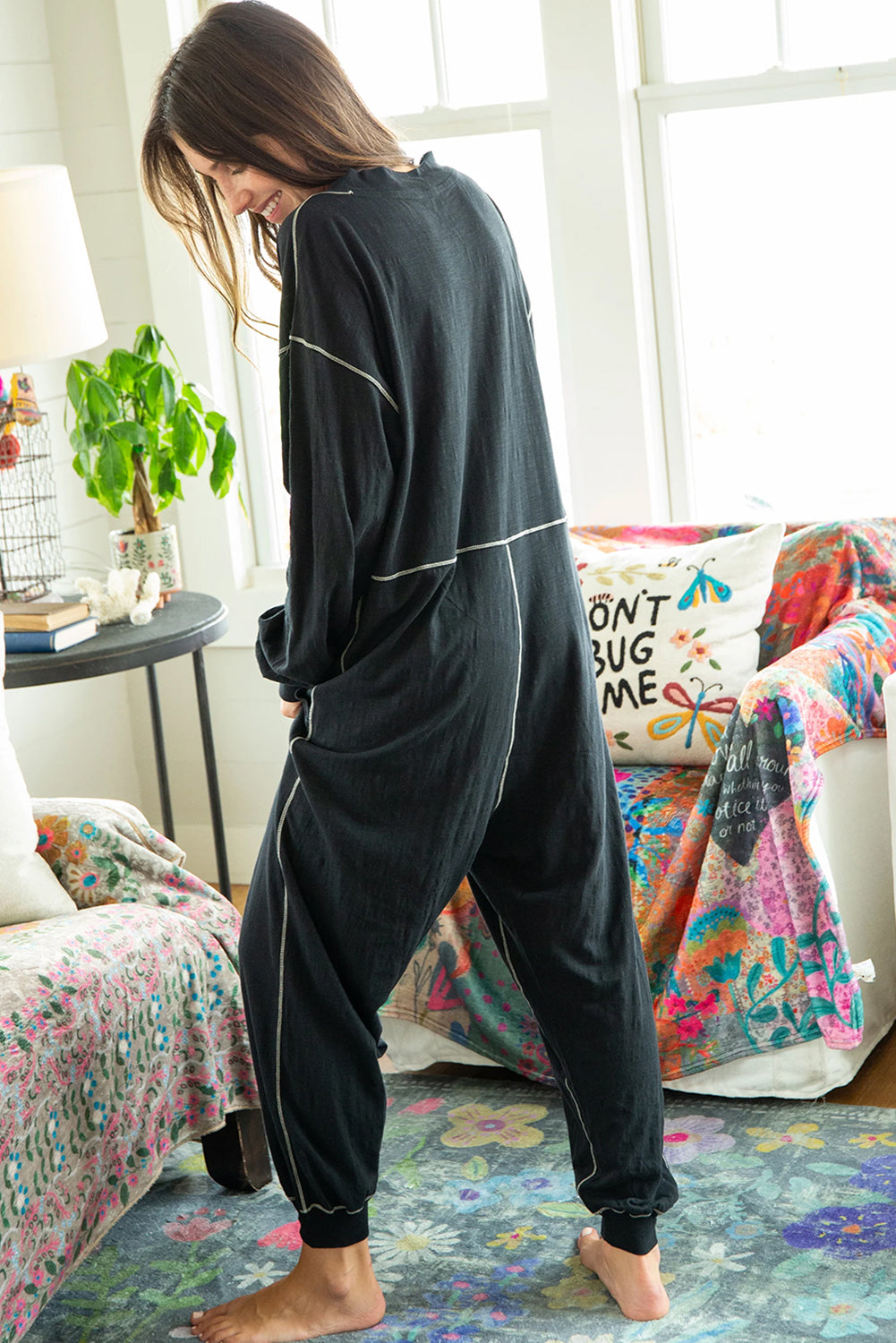 Black Exposed Seam Oversized Drop Waist JumpsuitMaterial:62.7%Polyester+37.3%Cotton



		The jumpsuit is a fashionable and versatile one-piece outfit that combines comfort and style.
	
	
		This jumpsuit featu