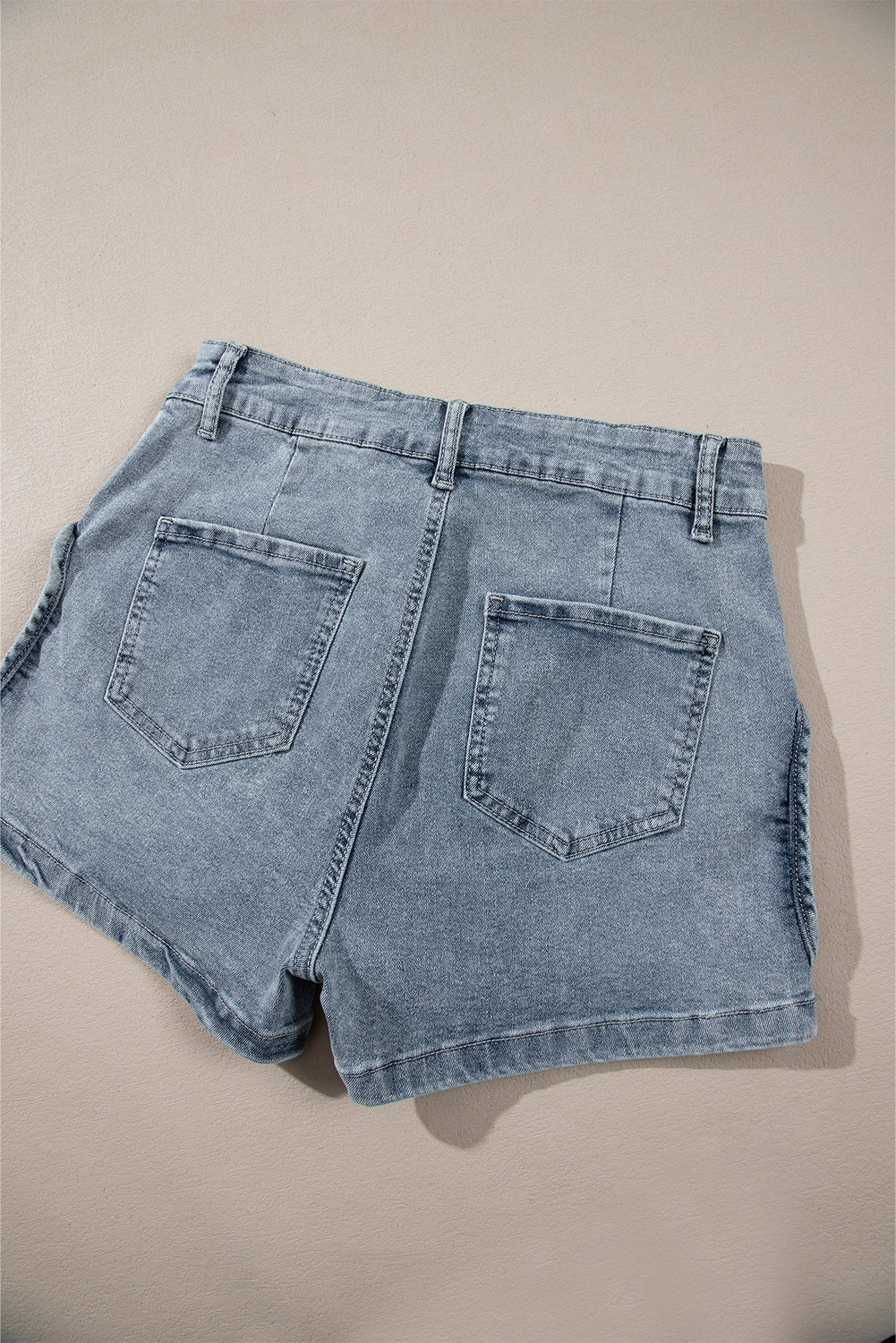 Dusk Blue Studded Acid Wash Denim ShortsMaterial:75%Cotton+23%Polyester+2%Elastane

• Elevate your summer style with the shorts, featuring a vintage-inspired design with edgy studded details for a trendy 