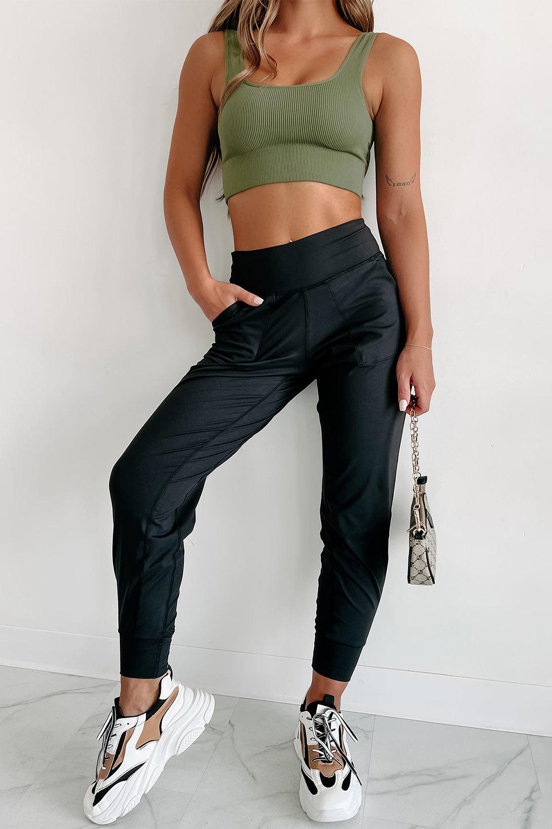 Black Exposed Seam High Waist Pocketed JoggersMaterial:100%Polyester



		These solid joggers are a versatile addition to your wardrobe, suitable for individuals of all body types.

	
		The exposed seam desi