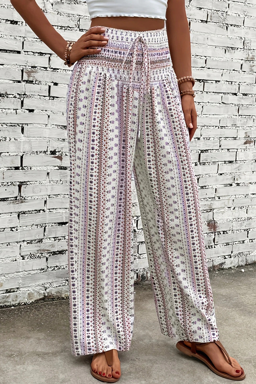 White Floral Print High Waist Drawstring Wide Leg Pants• The floral pattern adds a touch of femininity to any outfit, while the high waist and wide leg design ensure both comfort and style.
• The drawstring waist allows