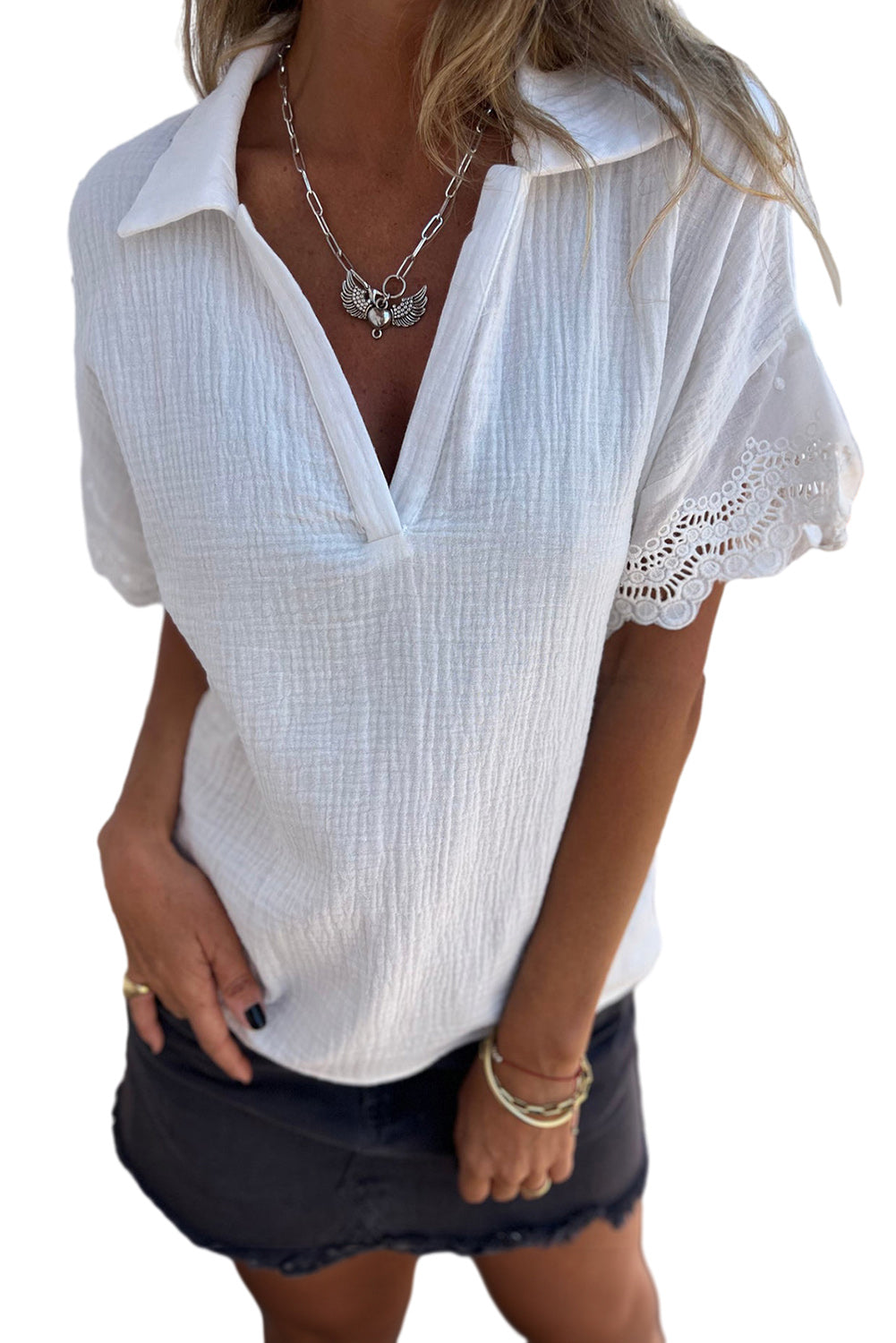 White Crinkled Lace Splicing Sleeve Collared V Neck BlouseMaterial:100%Cotton


	


		This blouse features a collared V-neckline and sleeves with lace splicing, creating a sophisticated and romantic look.
	
	
		The c