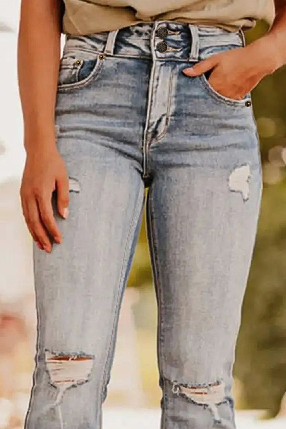 Dusk Blue Vintage Light Wash Ripped Raw Edge Flare JeansMaterial:75%Cotton+23%Polyester+2%Elastane



		Embrace a classic look with vintage appeal through our light wash jeans.
	
	
		The distressed and ripped details