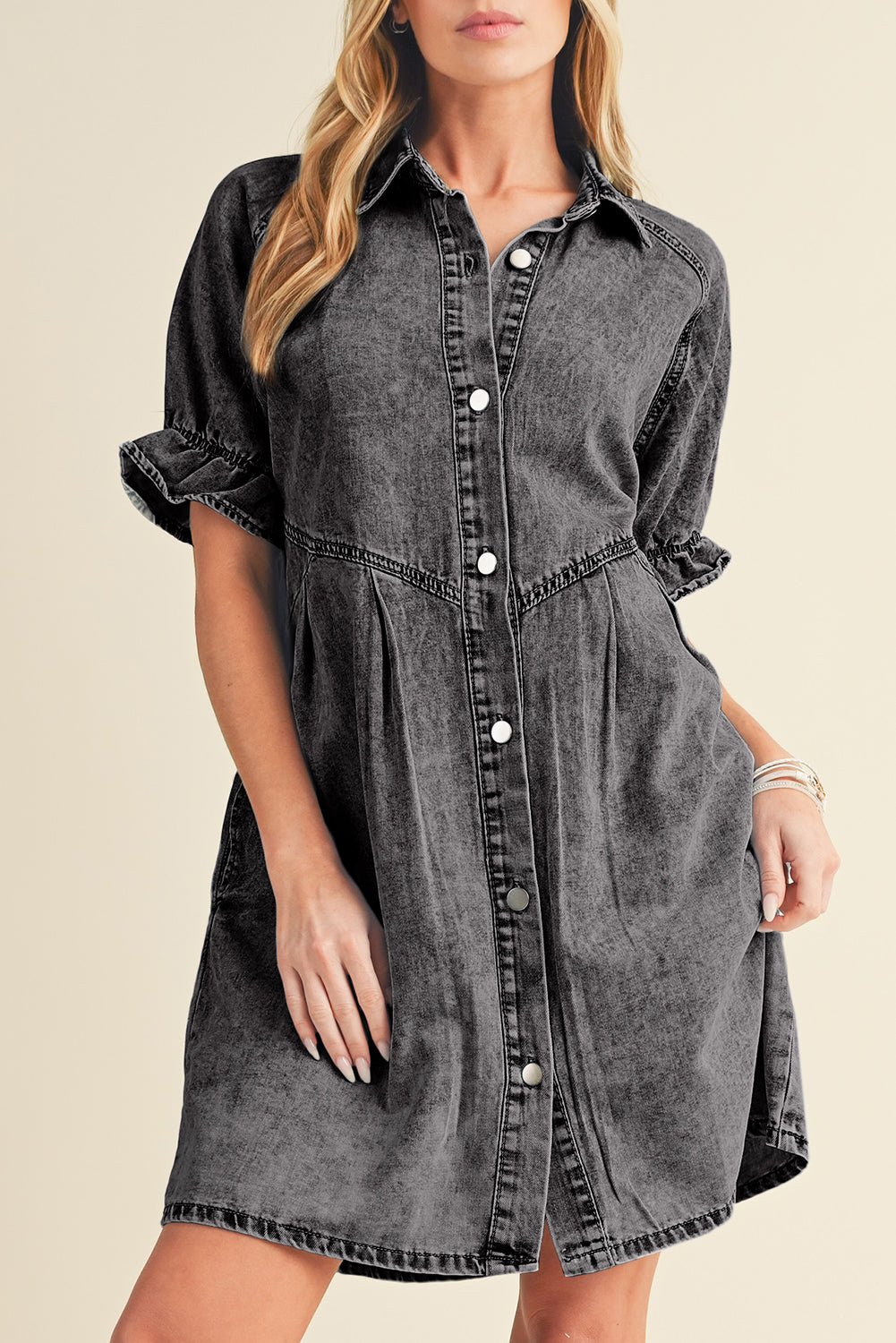 Blue Mineral Washed Ruffled Short Sleeve Pocketed Denim DressMaterial:82%Cotton+10%Polyester+8%Viscose



		This denim dress features short sleeves and a ruffled detail, adding a feminine and playful touch to the design.
	
