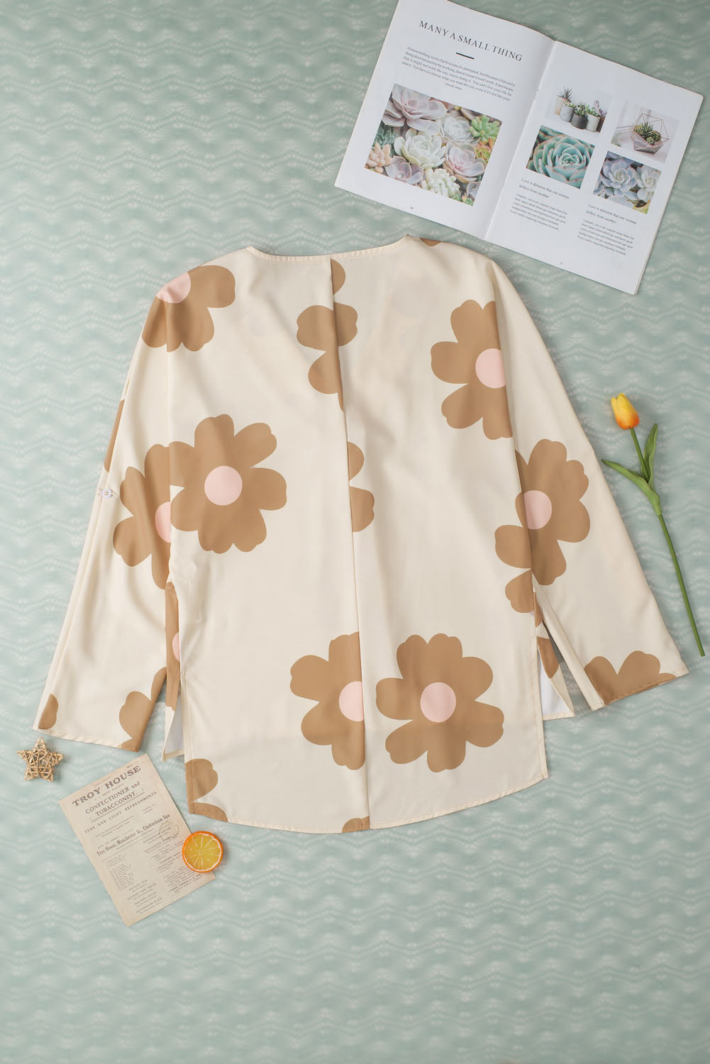 Khaki 60s Flower Print Batwing Sleeve Side Slits BlouseMaterial:100%Polyester



		The blouse is adorned with a flower print, which typically consists of floral patterns in various colors and designs. 
	
	
		The blo