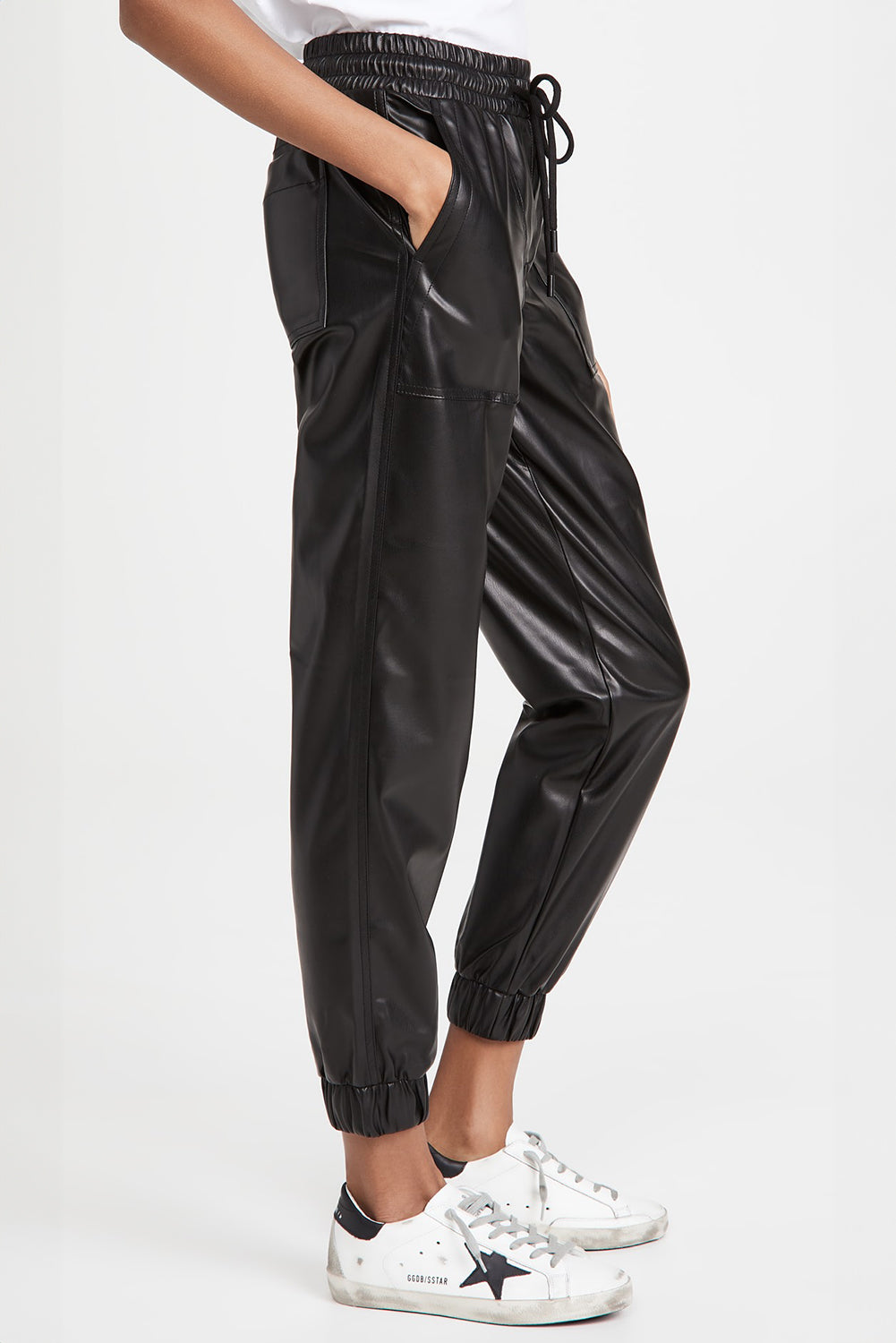 Black Faux Leather Smocked Waist Drawstring Cropped PantsMaterial:100%PU

• Crafted from high-quality black faux leather, these cropped pants exude a sleek and modern appeal, perfect for both casual and dressy outfits.
•