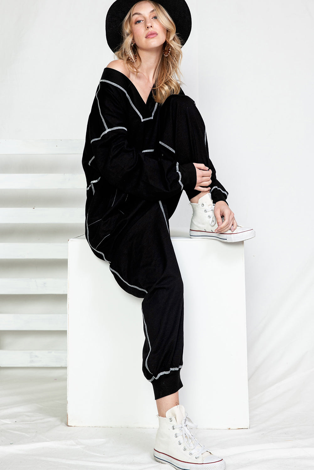 Black Exposed Seam Oversized Drop Waist JumpsuitMaterial:62.7%Polyester+37.3%Cotton



		The jumpsuit is a fashionable and versatile one-piece outfit that combines comfort and style.
	
	
		This jumpsuit featu