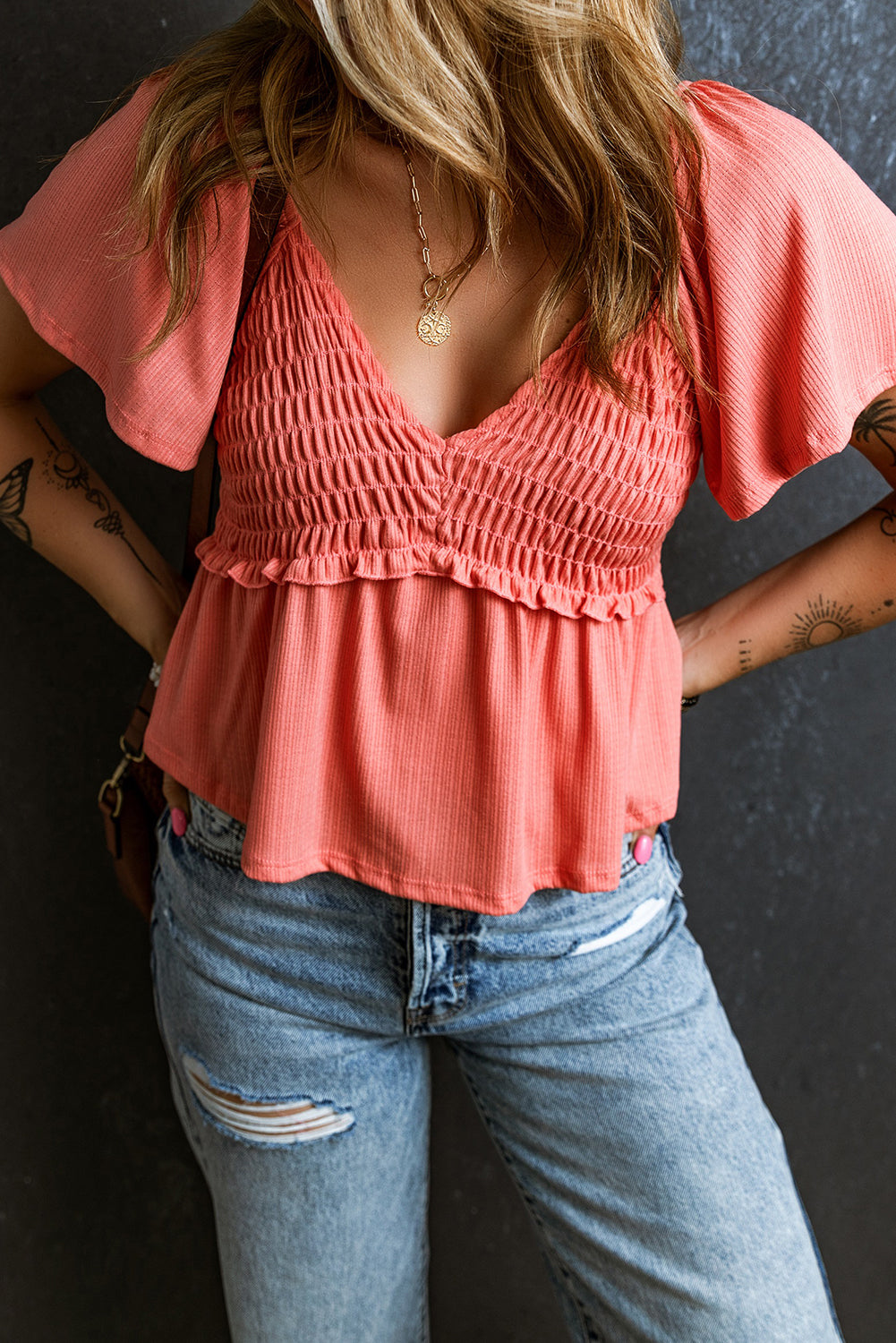 Tomato Red Shirred V Neck Short Flutter Sleeve Textured BlouseMaterial:95%POLYESTER+5%ELASTANE



		The blouse is a charming and feminine top featuring a shirred V-neckline and delicate flutter sleeves, adding a touch of eleg