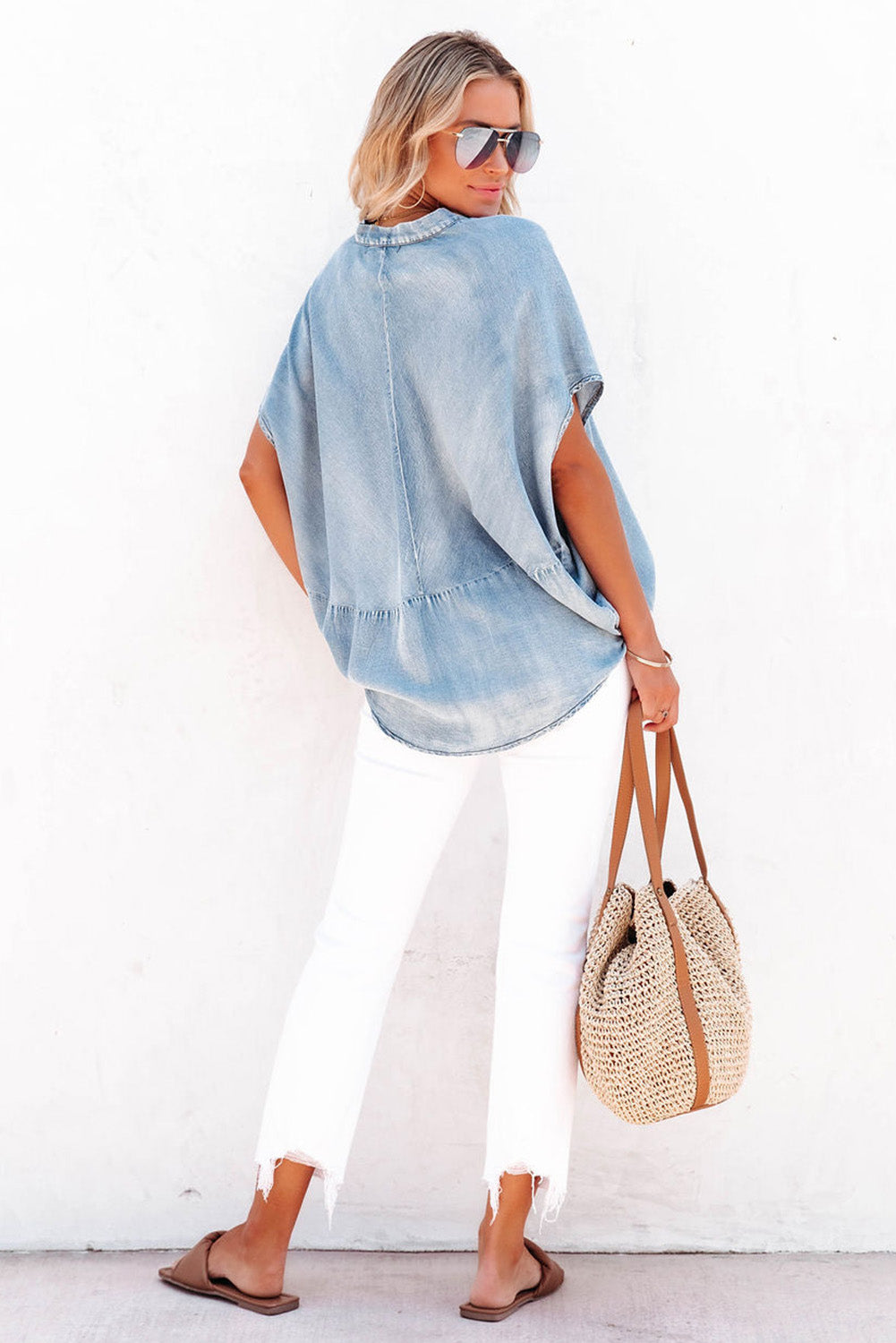 Sky Blue Split V Neck Loose Denim BlouseMaterial:100%Cotton



		Effortlessly stylish with an loose fit
	
	
		Flattering v-neckline with a unique split design
	
	
		Made from durable and versatile 