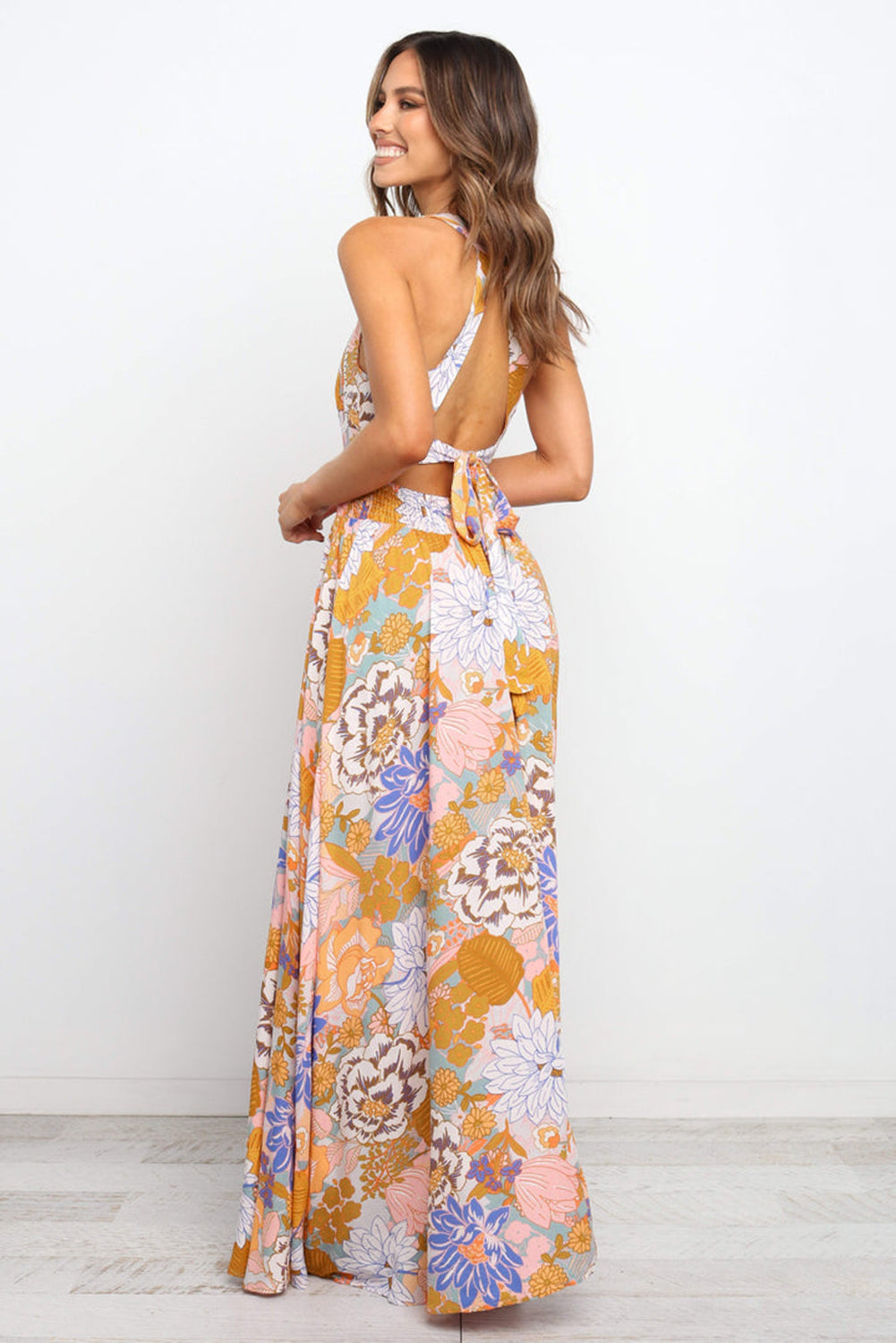 Orange Boho Floral Print Backless Lace-up Halter Maxi DressMaterial:100%Viscose



		This gorgeous floral maxi dress is perfect to make a chic statement
	
	
		It features a flattering flowy style, trim detailing on the 