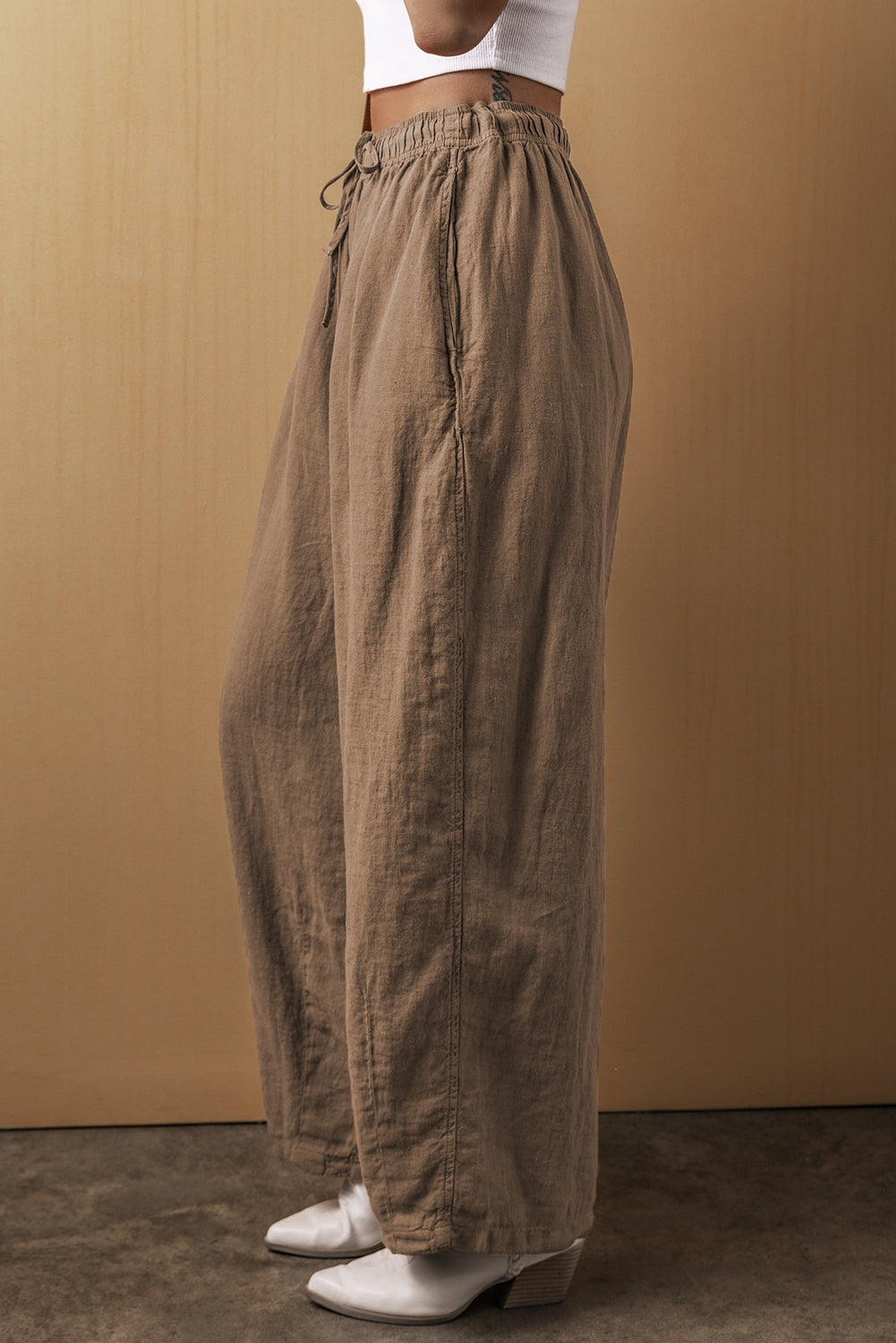 Desert Palm Cotton Linen Drawstring Waist Wide Leg PantsMaterial:50%Viscose+30%Linen+17%Polyester+3%Cotton

• The pants offer a chic and relaxed style perfect for daily wear, crafted from a blend of cotton and linen for 