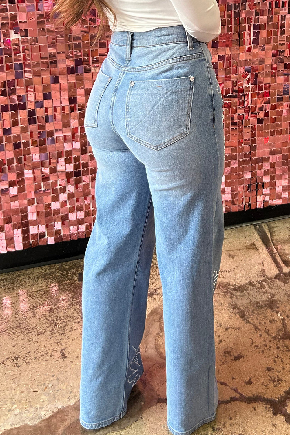 Light Blue Floral Beads Decor High Rise Wide Leg JeansMaterial:75%Cotton+23%Polyester+2%Elastane



		These wide leg jeans with floral rhinestone décor are sure to pop eyes
	
	
		Embrace comfort and fashion with th