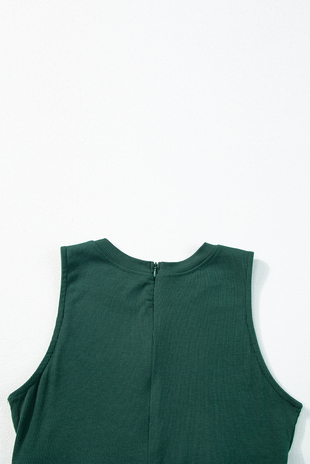 Blackish Green Sleeveless High Waist Wide Leg JumpsuitMaterial:93%Viscose+7%Elastane



		The jumpsuit features a sleeveless design, meaning it does not have sleeves and exposes the arms. 
	
	
		The jumpsuit has a 