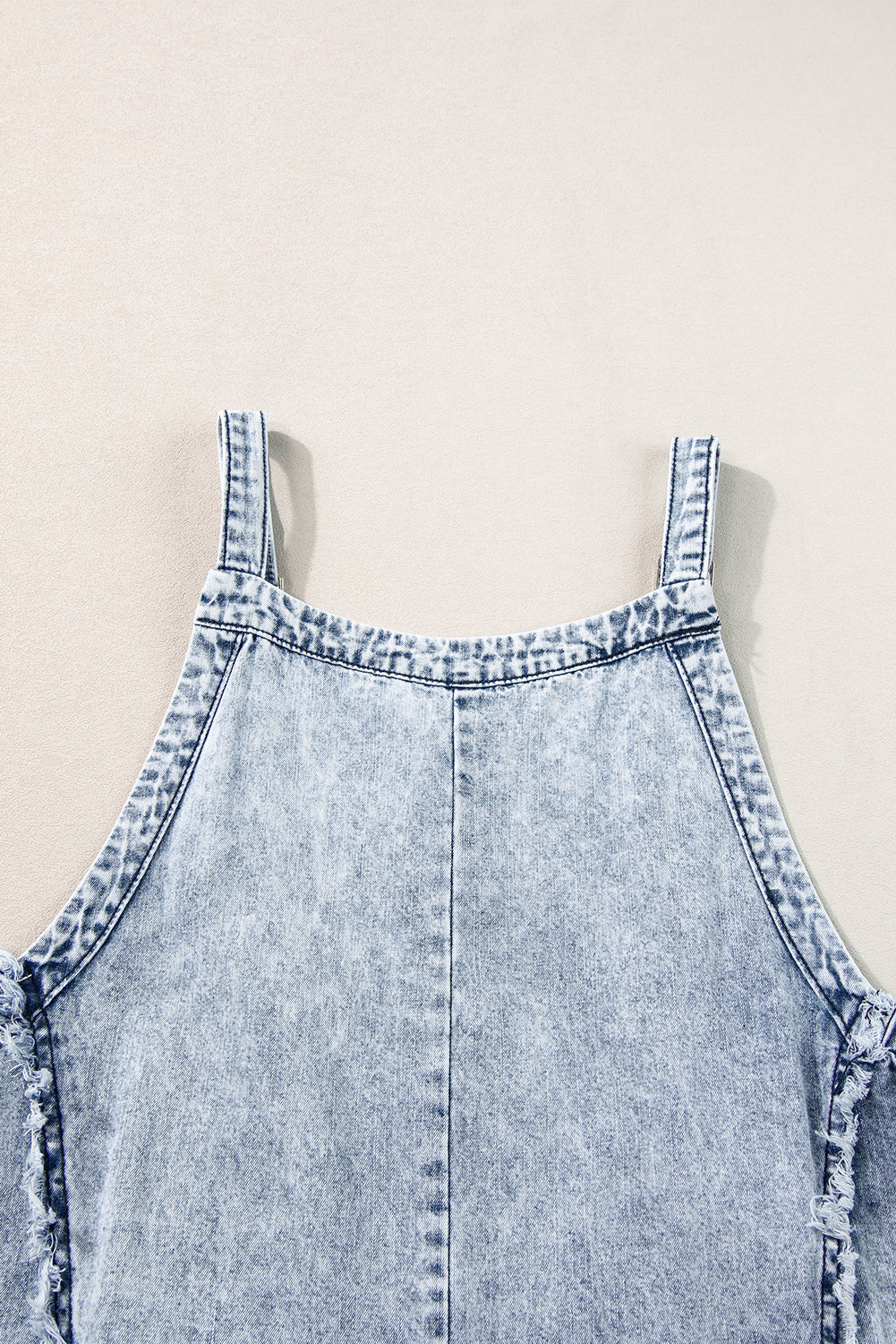 Blue Light Wash Frayed Exposed Seam Wide Leg Denim OverallsMaterial:95%Cotton+5%Polyester



		The overalls are a stylish and retro-inspired pair of overalls made from light wash denim.
	
	
		These overalls have a vinta