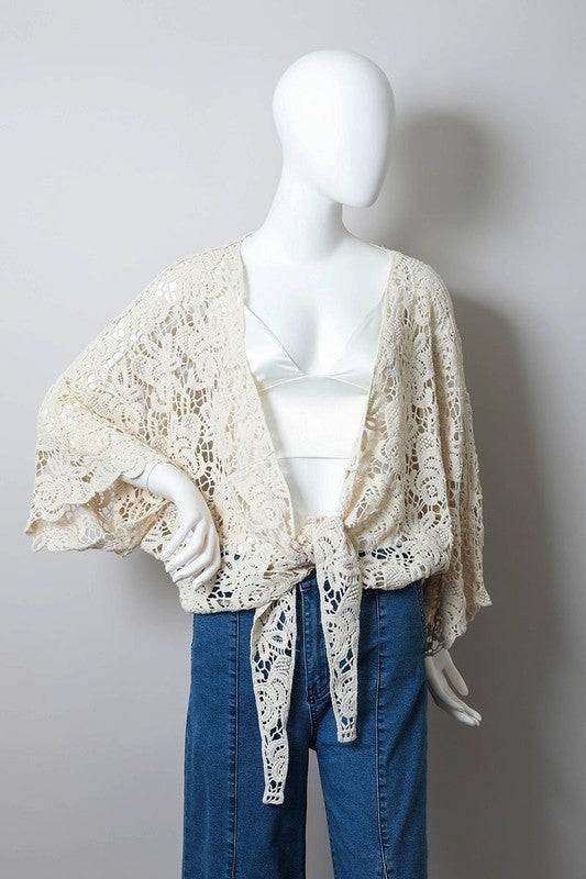 Crochet Floral Petal Kimono WrapCrochet Floral Petal Kimono Wrap w/ SleevesImmediate ShippingOne Size Fits MostSizes 0-18Back length: 26"Bust across: 29"Sleeve length: 21.5"Sleeve opening: 12"
Styl