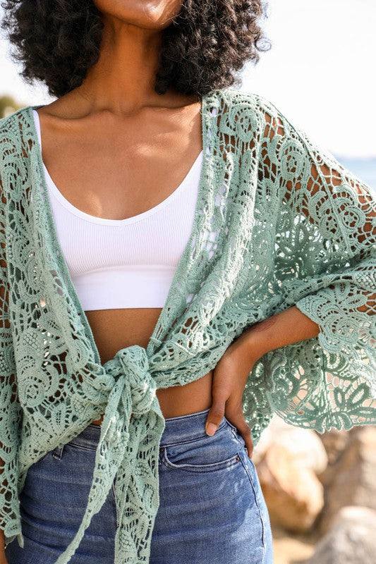 Crochet Floral Petal Kimono WrapCrochet Floral Petal Kimono Wrap w/ SleevesImmediate ShippingOne Size Fits MostSizes 0-18Back length: 26"Bust across: 29"Sleeve length: 21.5"Sleeve opening: 12"
Styl