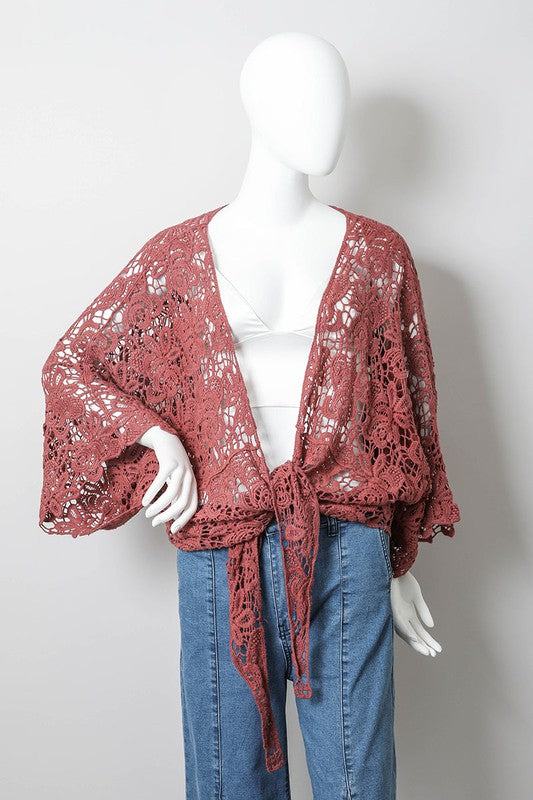 Crochet Floral Petal Kimono WrapCrochet Floral Petal Kimono Wrap w/ SleevesImmediate ShippingOne Size Fits MostSizes 0-18Back length: 26"Bust across: 29"Sleeve length: 21.5"Sleeve opening: 12"
Styl