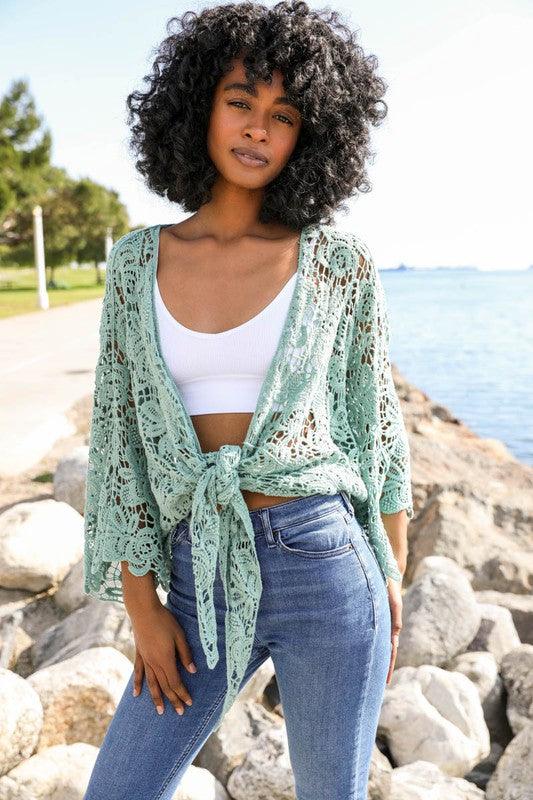 Crochet Floral Petal Kimono WrapCrochet Floral Petal Kimono Wrap w/ SleevesImmediate ShippingOne Size Fits MostSizes 0-18Back length: 26"Bust across: 29"Sleeve length: 21.5"Sleeve opening: 12"
Styl