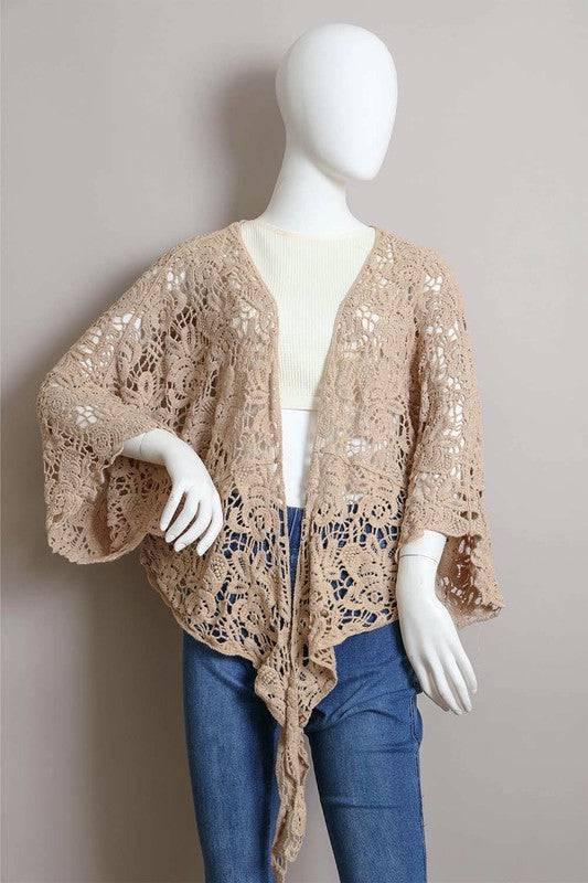 Crochet Floral Petal Kimono WrapCrochet Floral Petal Kimono Wrap w/ SleevesImmediate ShippingOne Size Fits MostSizes 0-18Back length: 26"Bust across: 29"Sleeve length: 21.5"Sleeve opening: 12"
Styl