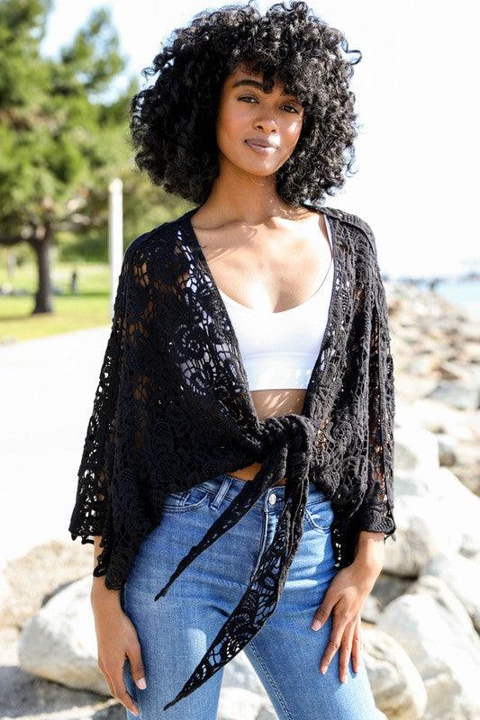 Crochet Floral Petal Kimono WrapCrochet Floral Petal Kimono Wrap w/ SleevesImmediate ShippingOne Size Fits MostSizes 0-18Back length: 26"Bust across: 29"Sleeve length: 21.5"Sleeve opening: 12"
Styl