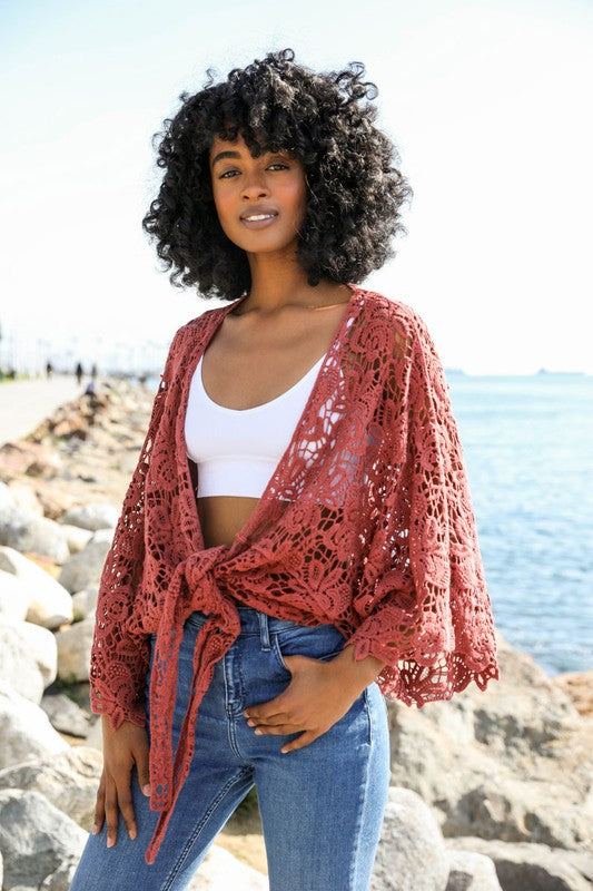 Crochet Floral Petal Kimono WrapCrochet Floral Petal Kimono Wrap w/ SleevesImmediate ShippingOne Size Fits MostSizes 0-18Back length: 26"Bust across: 29"Sleeve length: 21.5"Sleeve opening: 12"
Styl