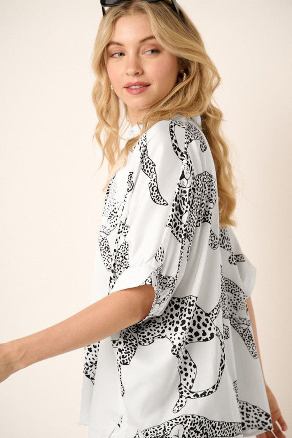 Beige Cheetah Print Buttoned Half Sleeve BlouseMaterial:100%Polyester



		The blouse features a trendy and eye-catching cheetah print pattern, adding a bold and stylish touch to your outfit.
	
	
		Made from