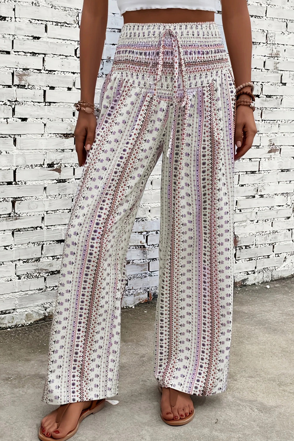 White Floral Print High Waist Drawstring Wide Leg Pants• The floral pattern adds a touch of femininity to any outfit, while the high waist and wide leg design ensure both comfort and style.
• The drawstring waist allows