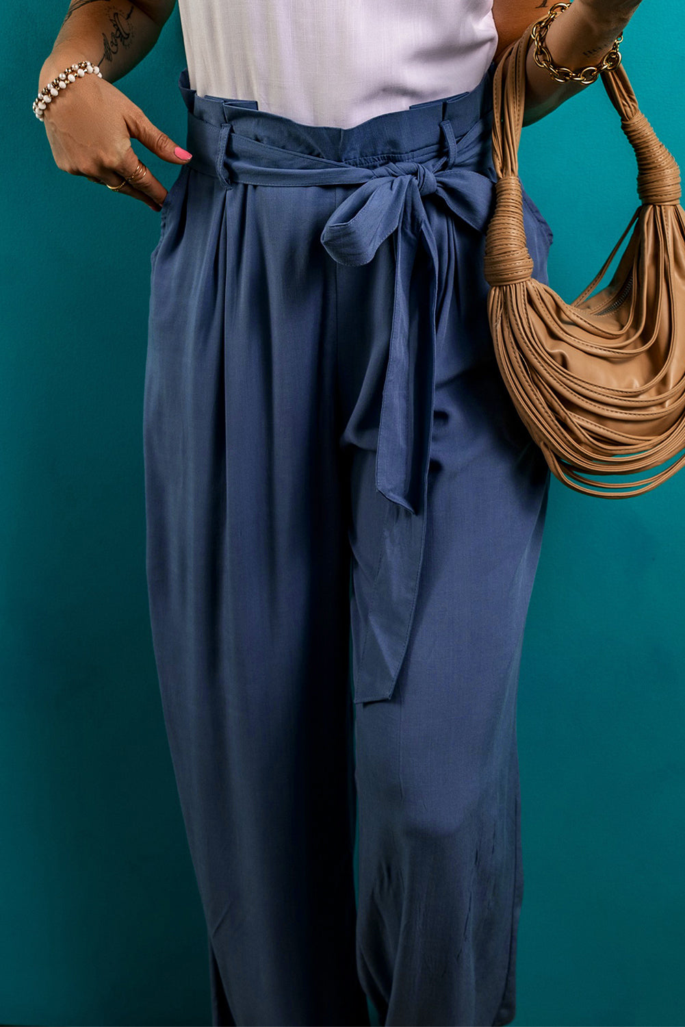 Wild Wind Belted Frill Waist Wide Leg Loose PantsMaterial:55%Viscose+45%Polyester



		Crafted with a belted frill waist, the pants offer a chic and trendy look suitable for any casual or semi-formal occasion.
	