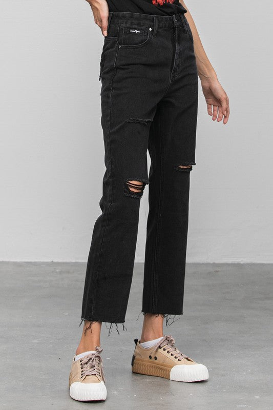 HIGH RISE PREMIUM STRAIGHT JEANS BLACK DENIMHIGH RISE STRAIGHT JEANS80% COTTON,14% POLYESTER,6% VISCOSE(SIZE 3)WAIST 28"HIP 39"FRONT RISE 11 1/2"LEG OPENING 13 1/4"INSEAM 26 1/2"*Model wears size 3*MODELHEIGHT