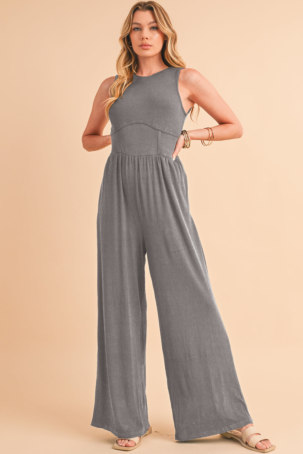 Blackish Green Sleeveless High Waist Wide Leg JumpsuitMaterial:93%Viscose+7%Elastane



		The jumpsuit features a sleeveless design, meaning it does not have sleeves and exposes the arms. 
	
	
		The jumpsuit has a 