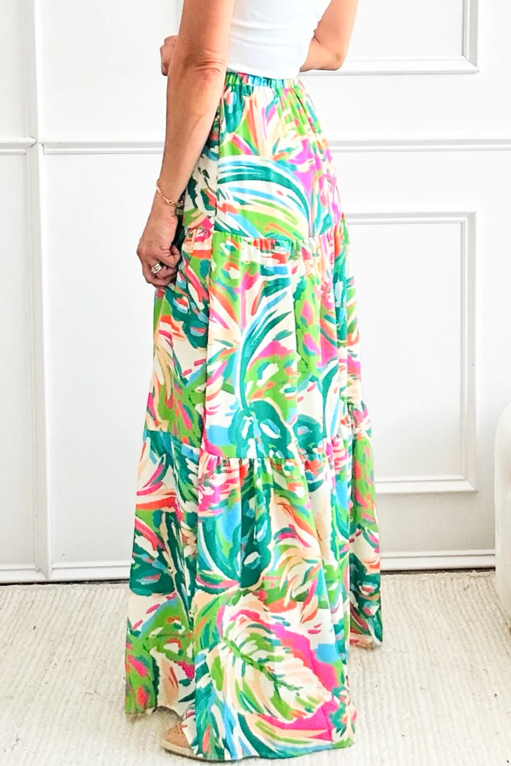 Green Abstract Printed High Waist Tiered Maxi SkirtMaterial:100%Polyester

• Stand out in style with this skirt, perfect for a fun vacation look with its vibrant color and eye-catching design.
• The high waist desi