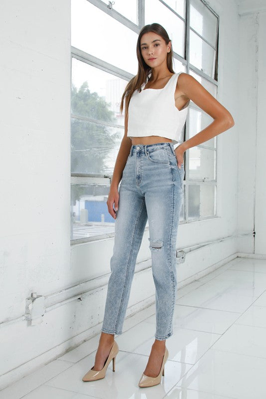 HIGH RISE GIRLFRINED JEANS LIGHT WASHHIGH RISE GIRLFRIEND JEANS LIGHT WASH65% COTTON, 32% POLYESTER, 1.5% VISCOSE, 1.5% SPANDEX(SIZE 3)FRONT RISE 11 1/2"LEG OPENING 11 3/4"INSEAM 29"*Model wears size 3*