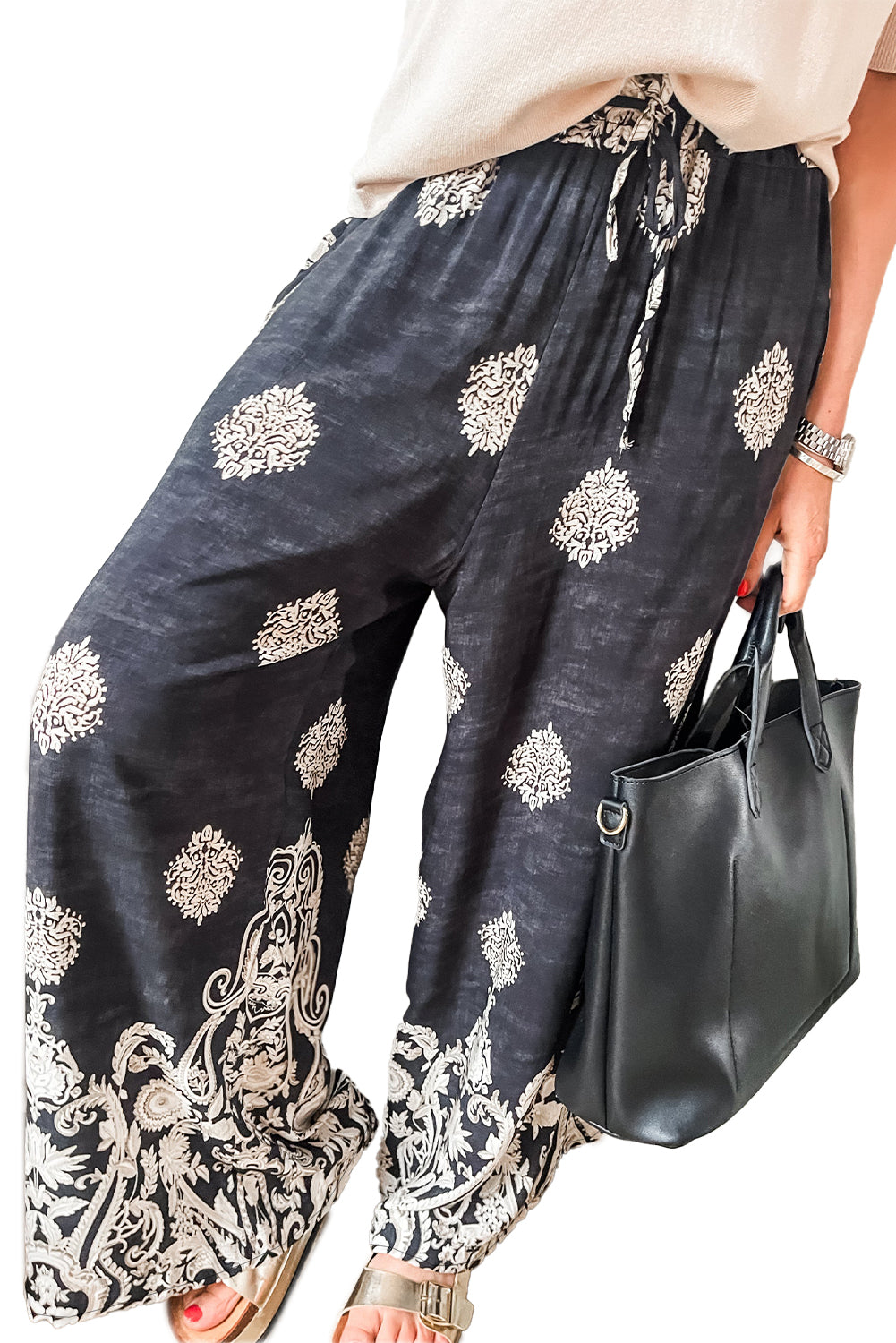 Black Bohemian Print Drawstring Waist Wide Leg PantsMaterial:100%Polyester

• Crafted from high-quality fabric, these pants combine comfort with style for a versatile wardrobe staple.
• The bohemian print adds a tou