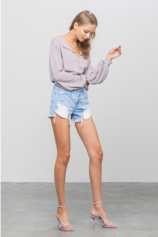 HIGH WAIST DISTRESSED SHORTSHIGH WAIST FRONT DISTRESSED LONG-FRAY SHORTS100% COTTON(SIZE S)WAIST 30"HIP 38"FRONT RISE 10"LEG OPENING 24"INSEAM 3 1/2"*Model wears size 3*MODELHEIGHT 5'9"WAIST 24